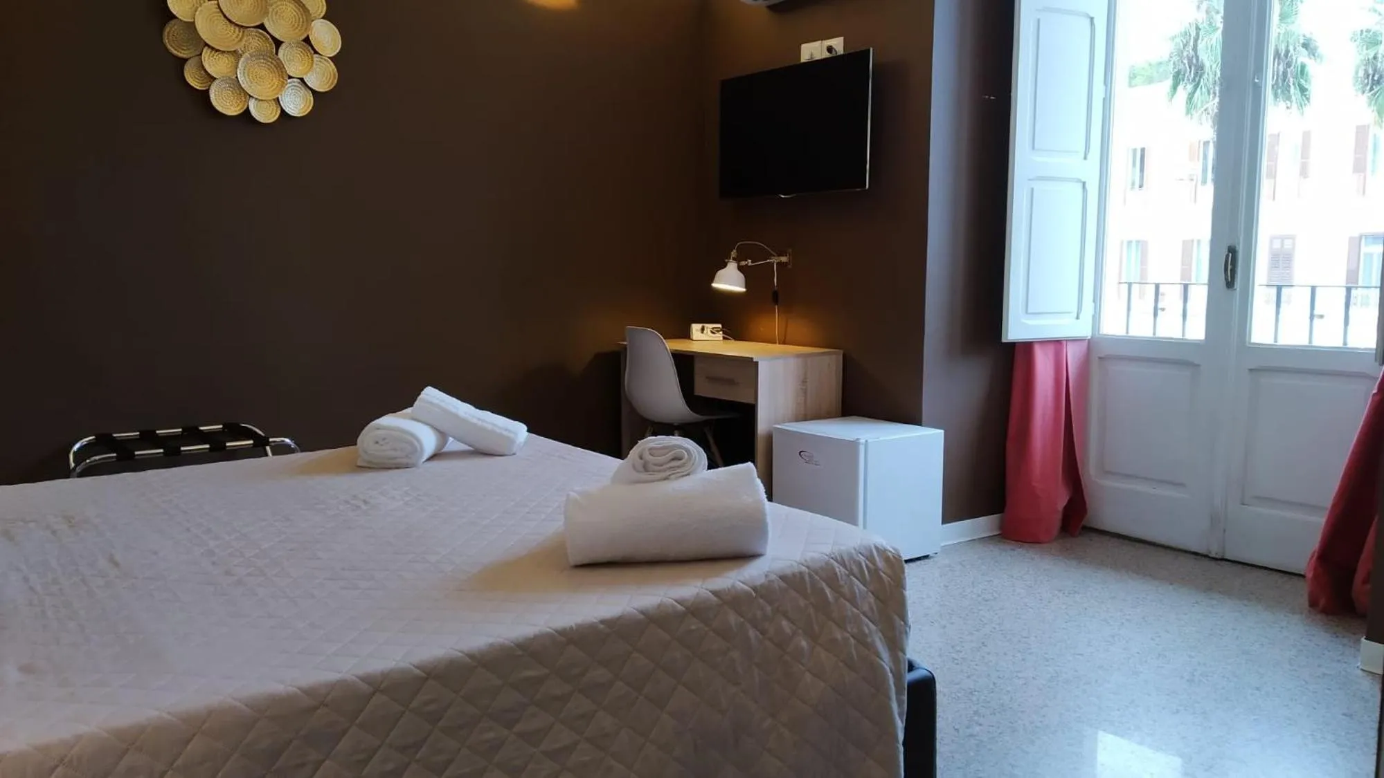 Bed in CconfortHotels Central Rooms