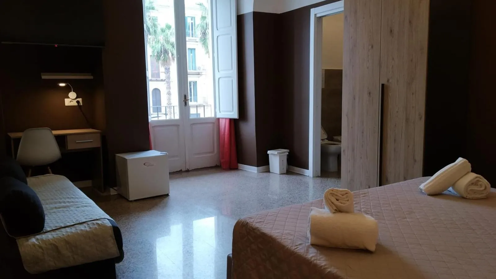 Bed in CconfortHotels Central Rooms