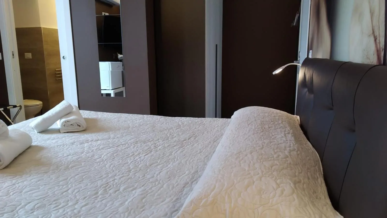 Bed in CconfortHotels Central Rooms