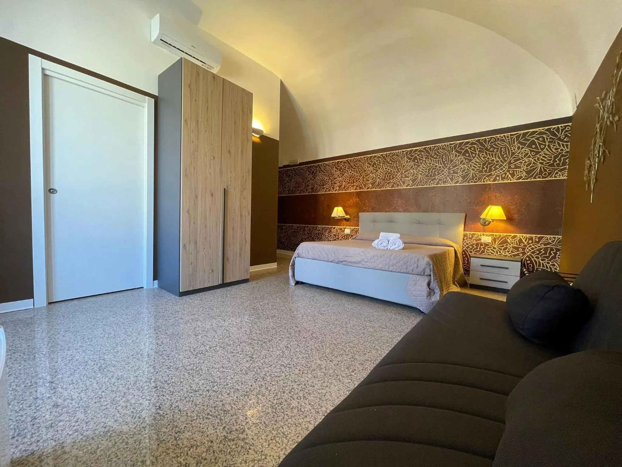 Bed in CconfortHotels Central Rooms