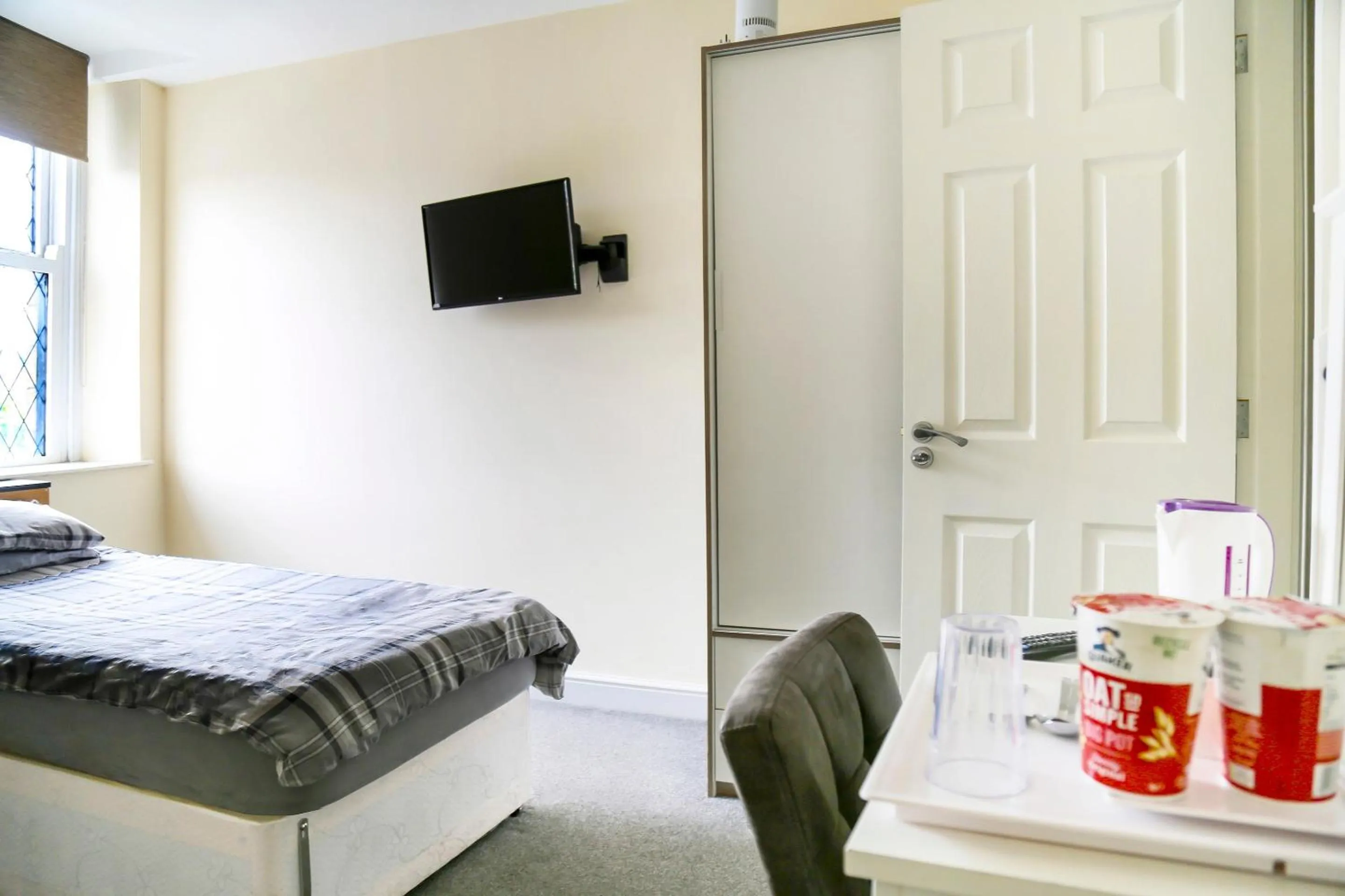 Bedroom, Bed in OYO Castle Hotel, Accrington