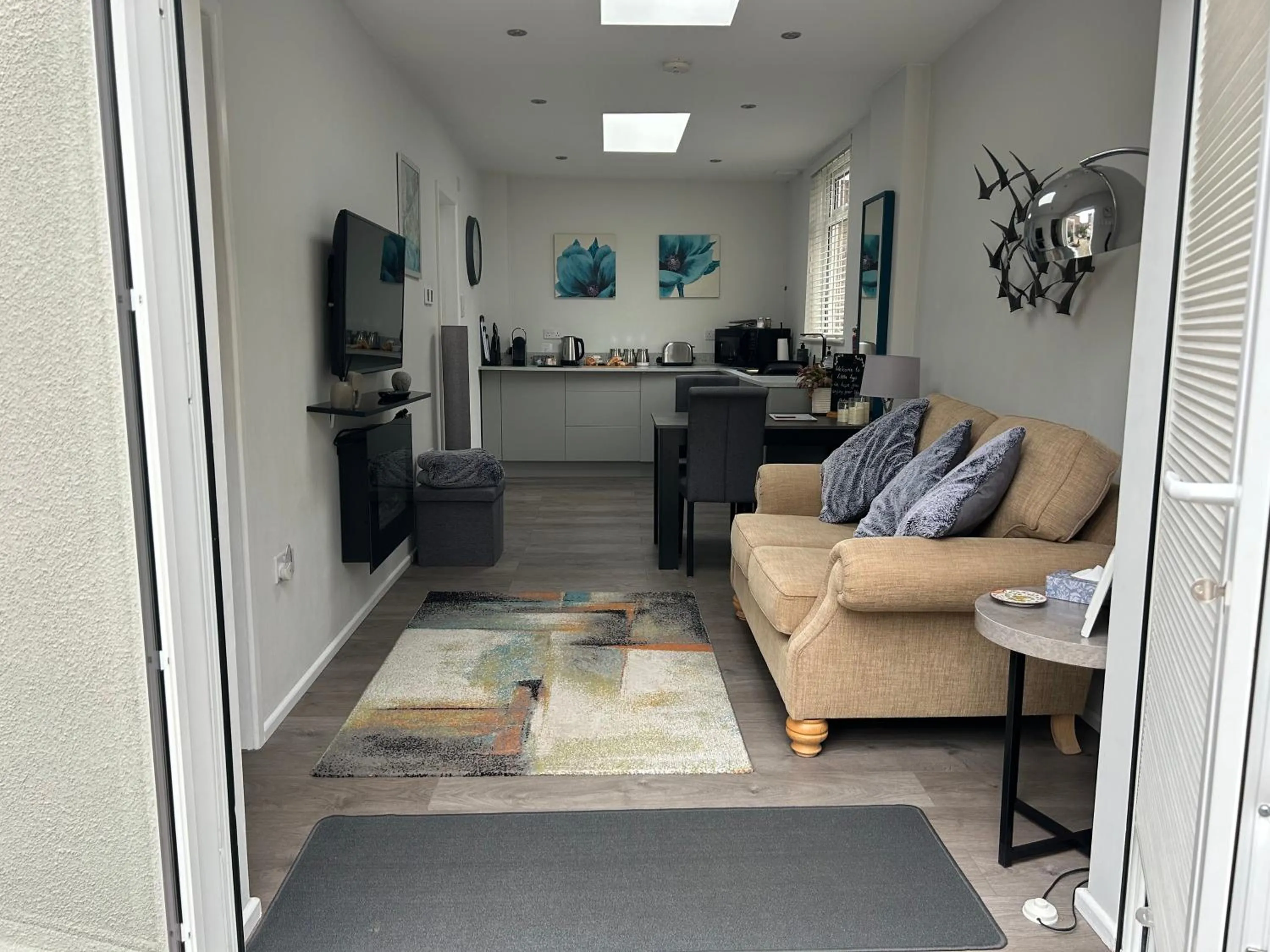 TV and multimedia in Self-Contained Holiday Accommodation in the Heart of Easingwold with Parking