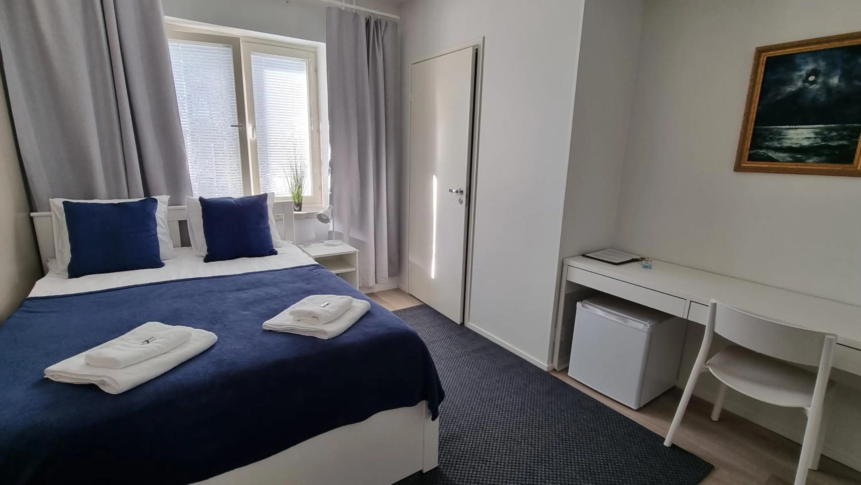 Photo of the whole room, Bed in Vanha-Merivartioasema