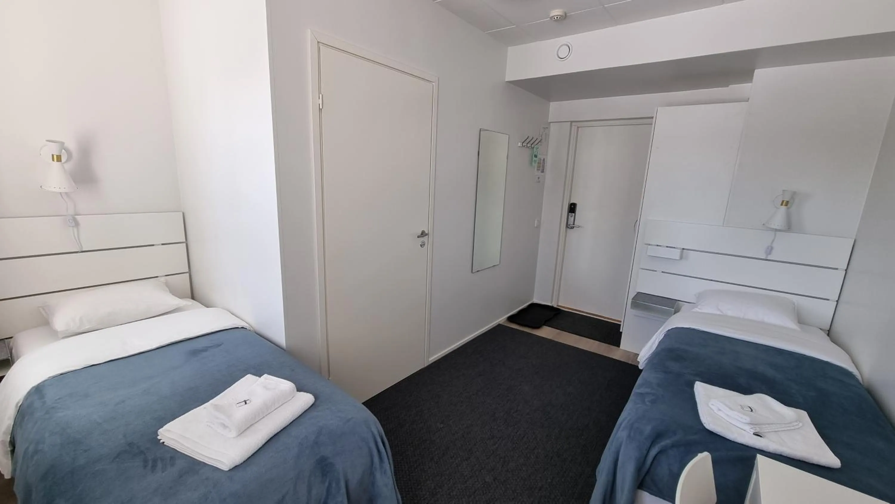 Photo of the whole room, Bed in Vanha-Merivartioasema