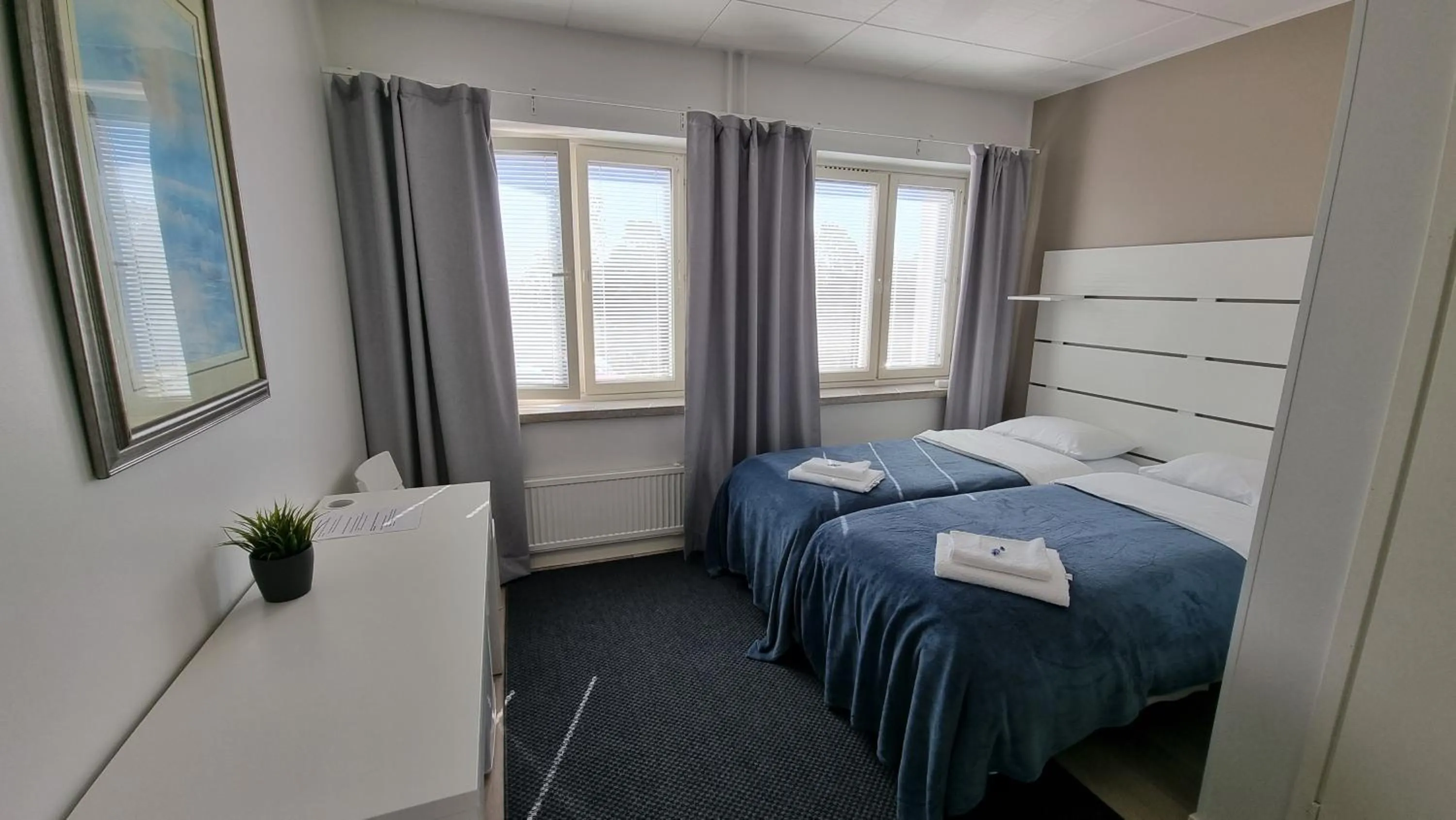 Photo of the whole room, Bed in Vanha-Merivartioasema