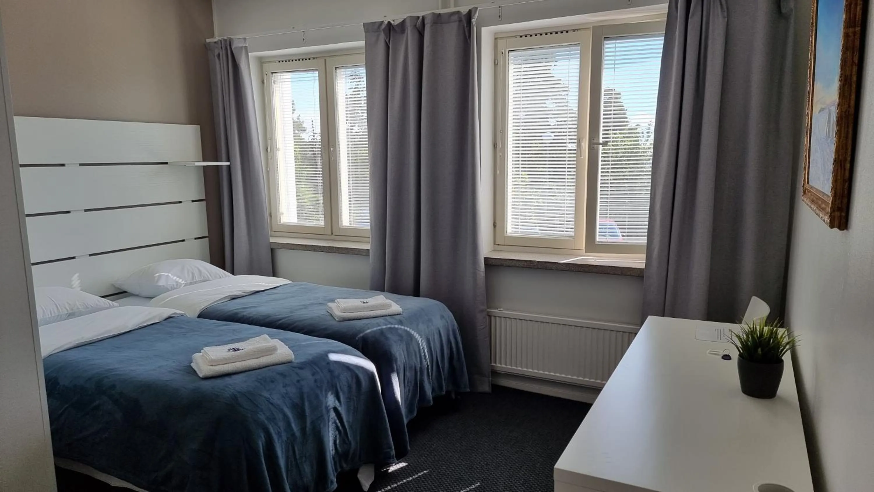 Photo of the whole room, Bed in Vanha-Merivartioasema