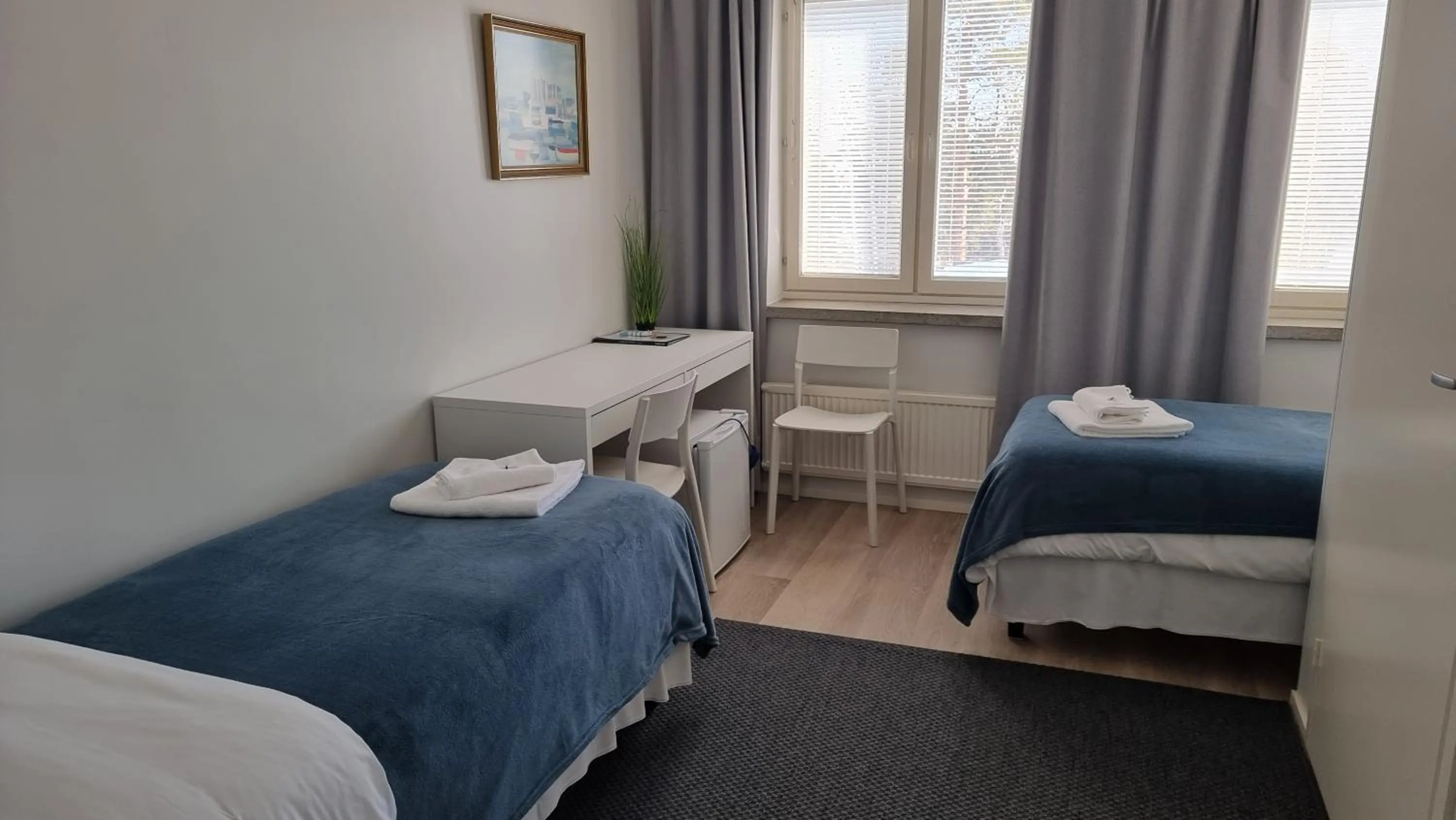 Photo of the whole room, Bed in Vanha-Merivartioasema