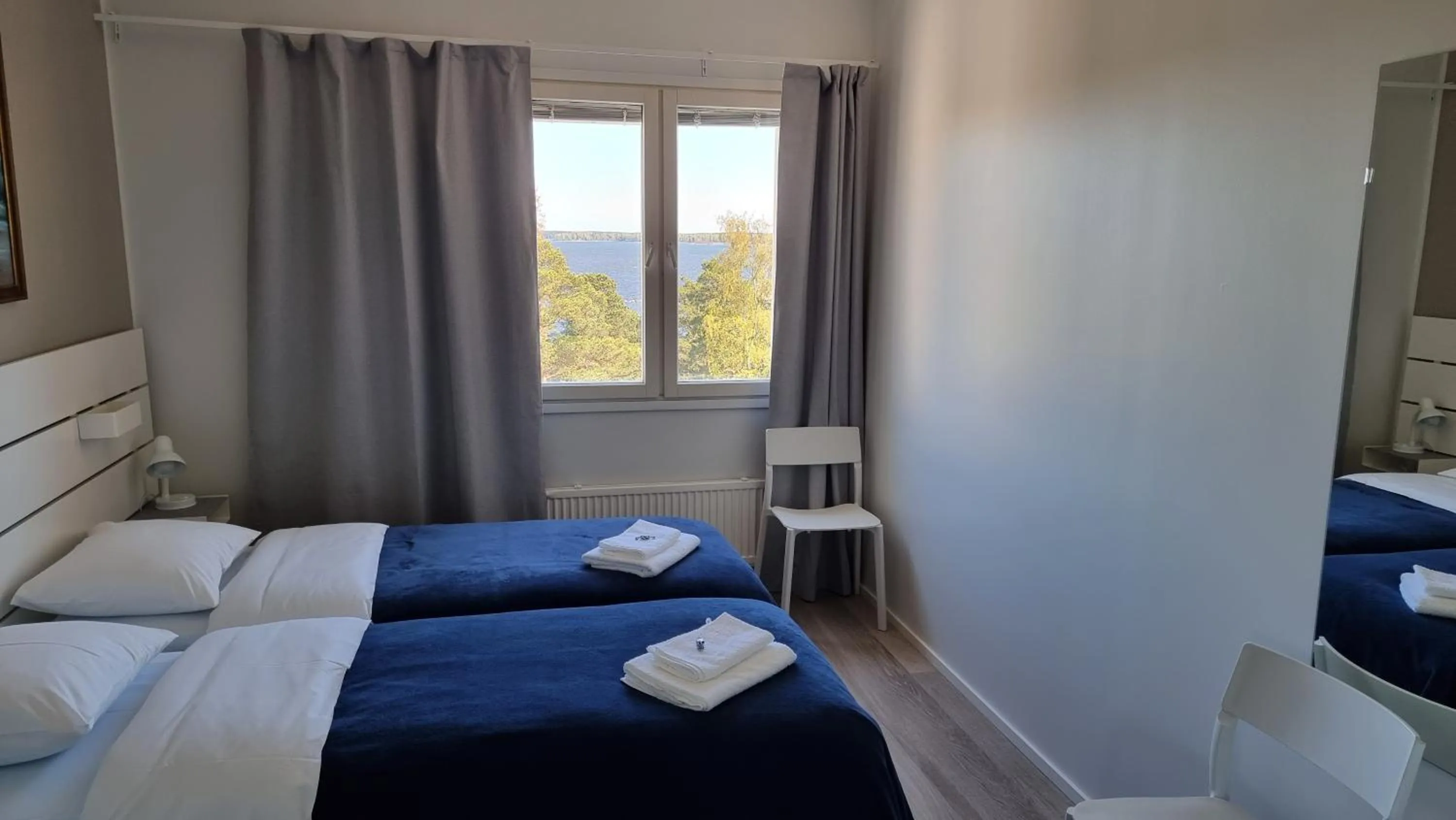 Photo of the whole room, Bed in Vanha-Merivartioasema