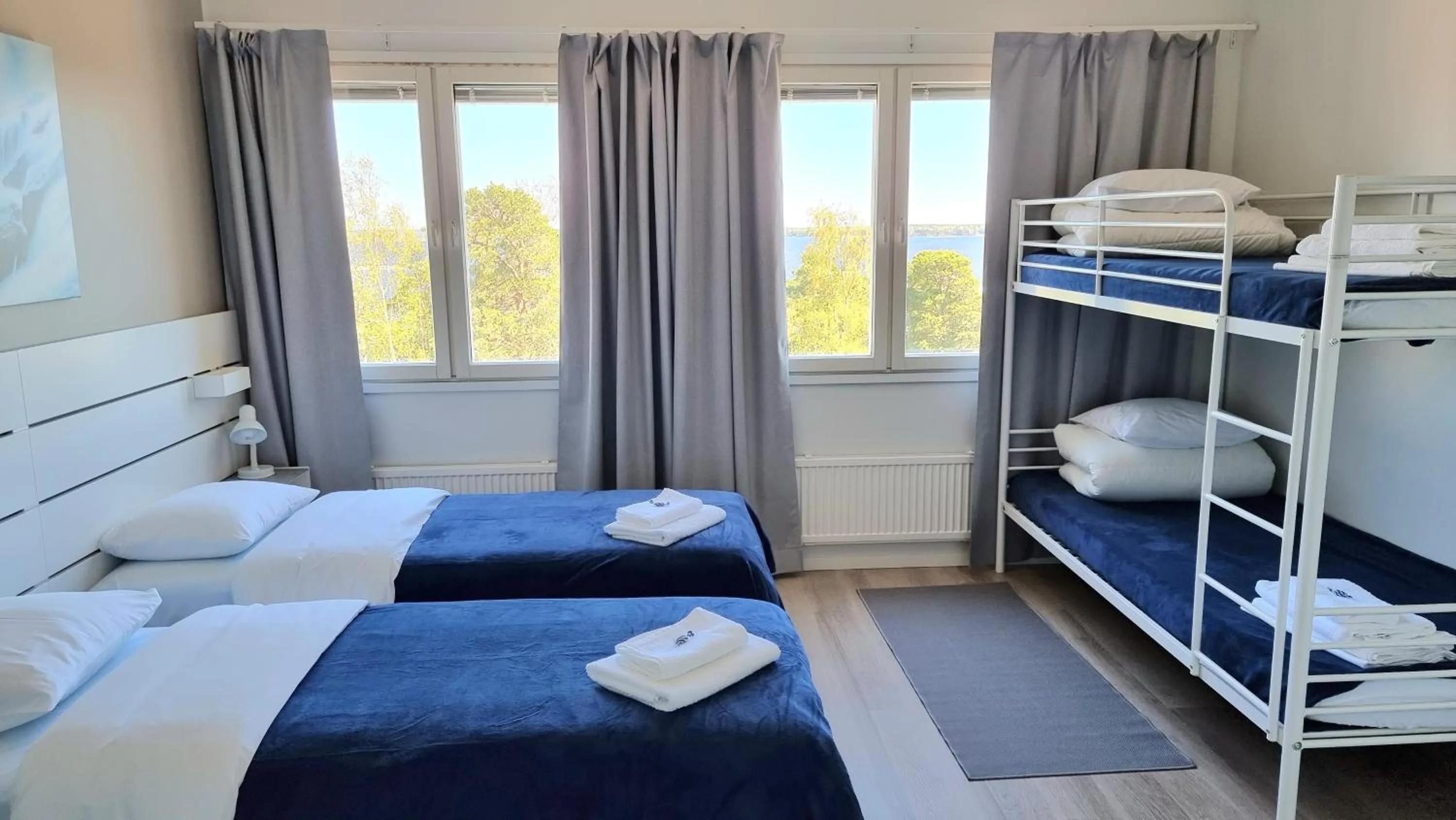 Photo of the whole room, Bed in Vanha-Merivartioasema