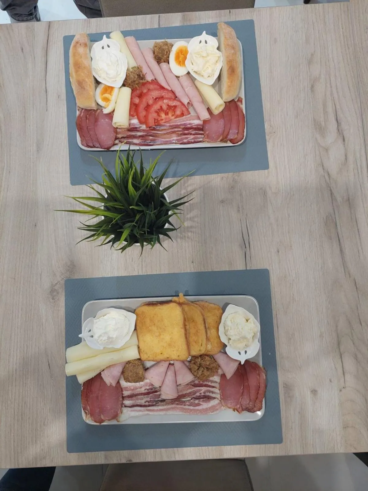 Restaurant/places to eat in Villa BonnaDea