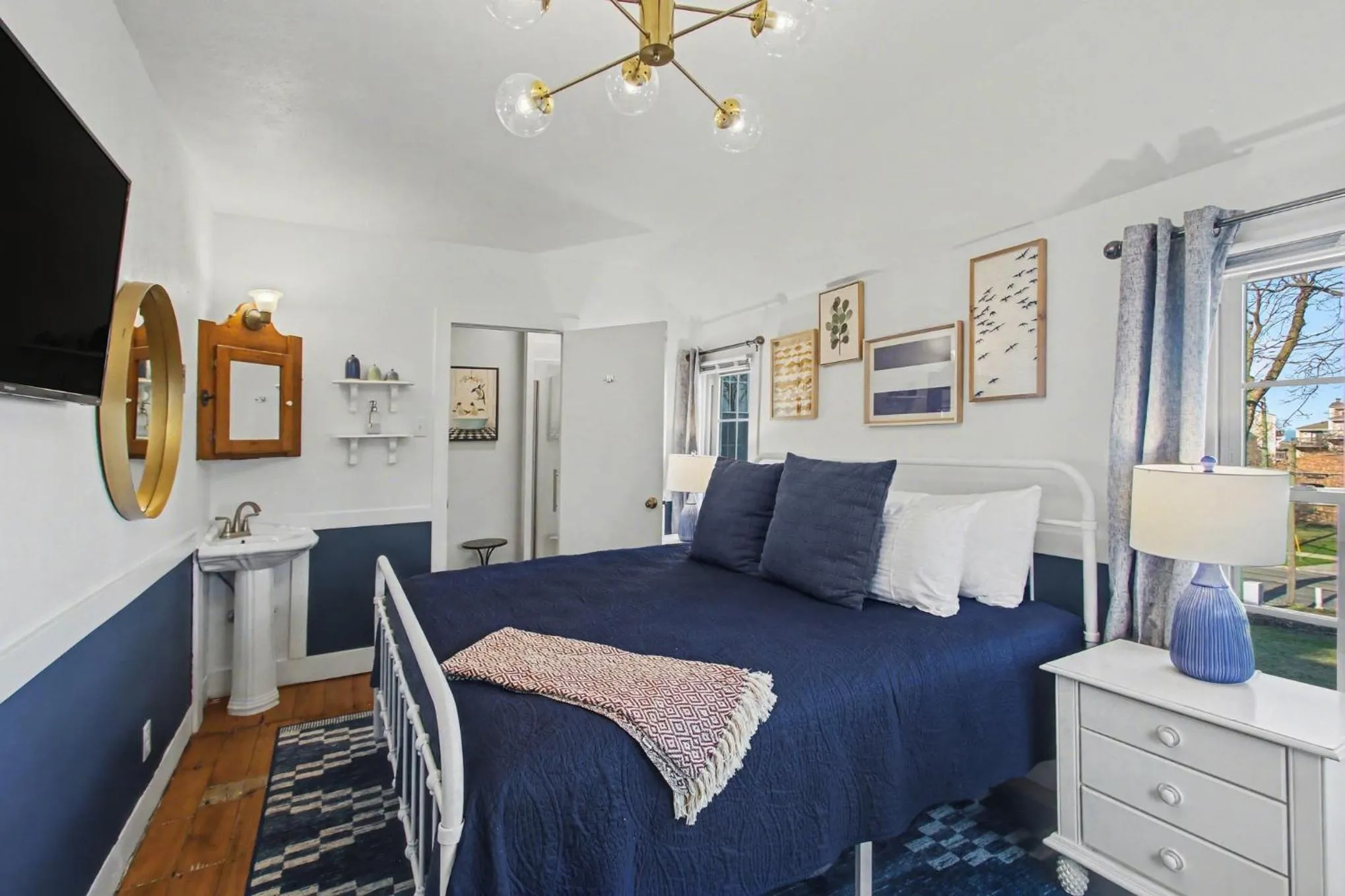 King Room with Lake View in Waters View Inn