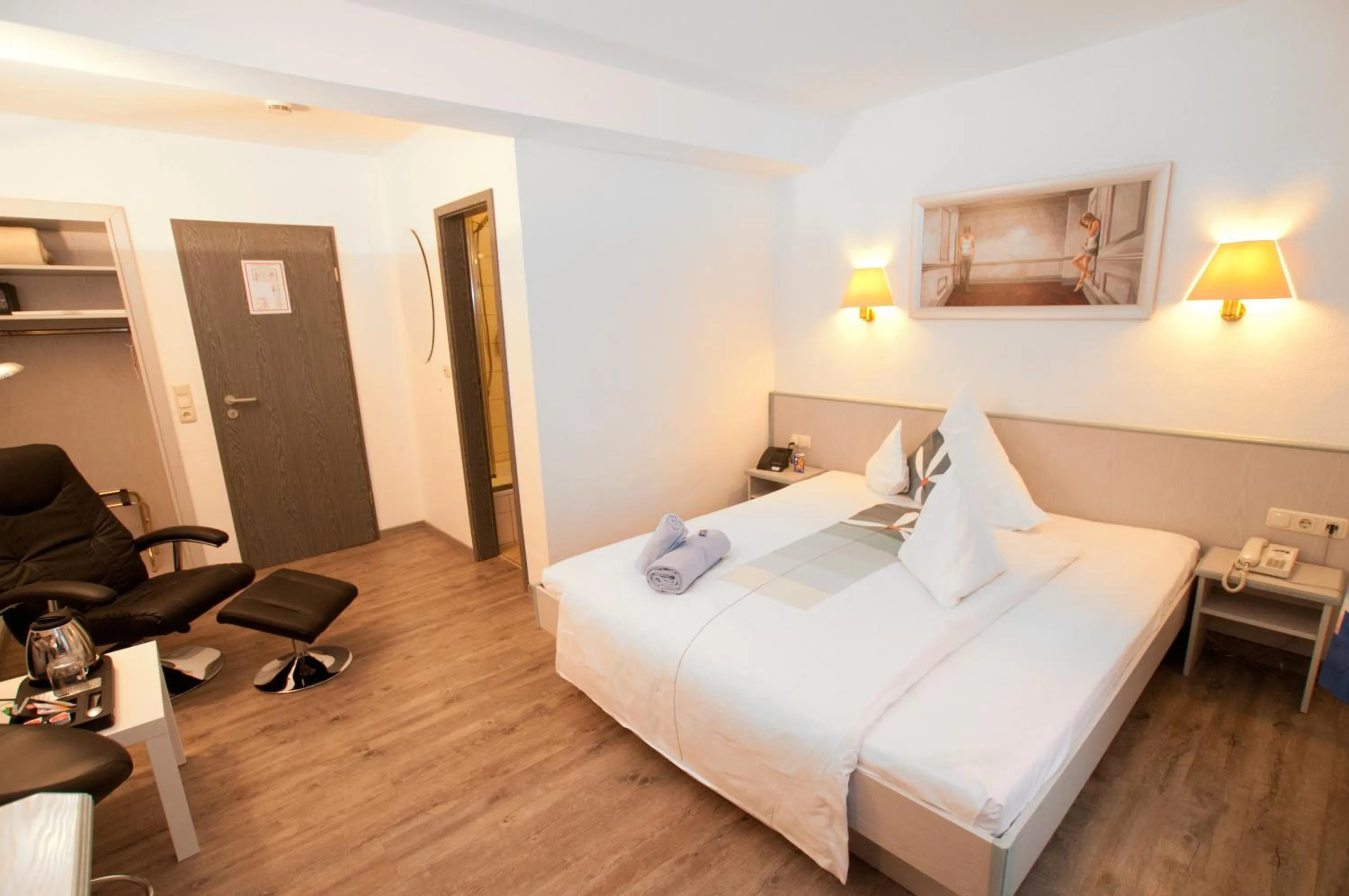 Photo of the whole room, Bed in Landgasthaus Bonn