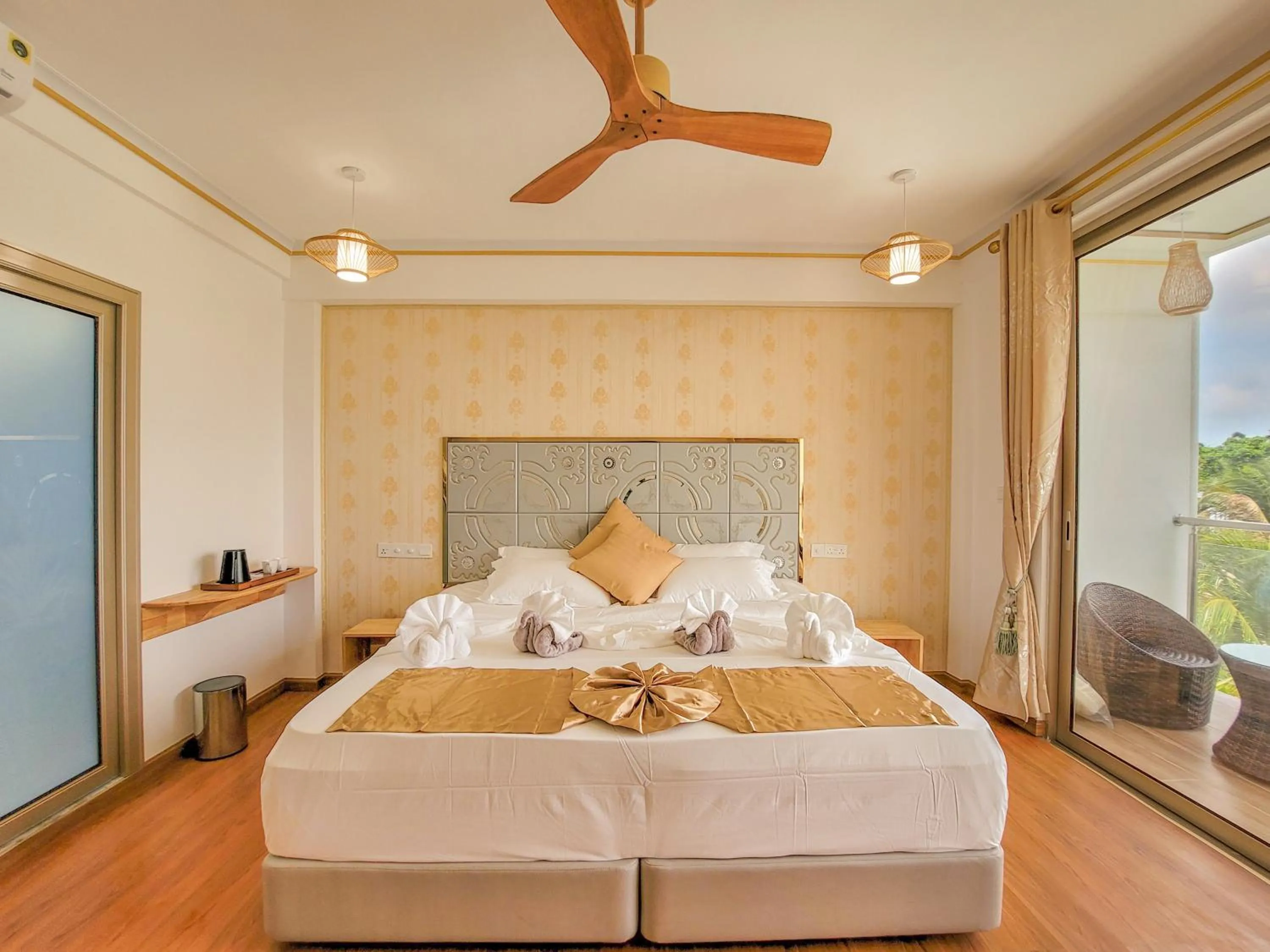 Photo of the whole room, Bed in Jeym Lodge