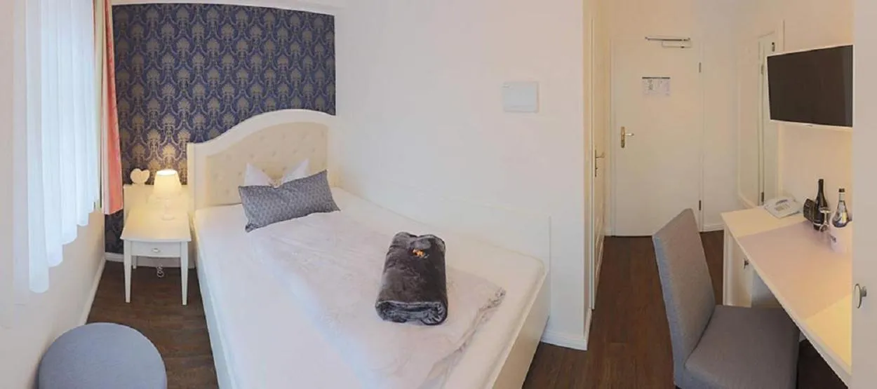 Photo of the whole room, Bed in Hotel Strandvilla Janine