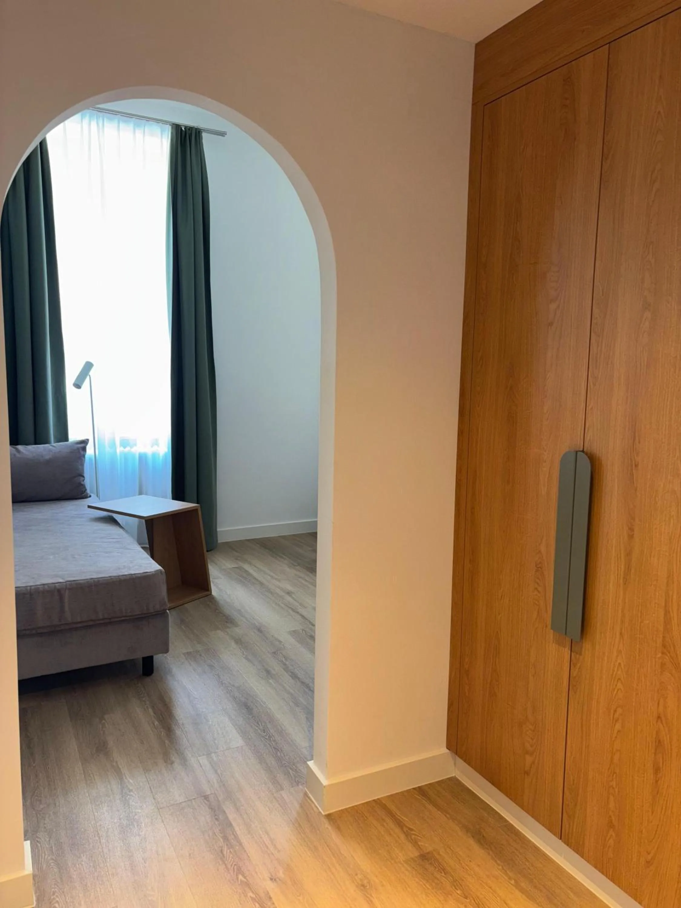 wardrobe, Bed in Gästehaus Centro in Konstanz