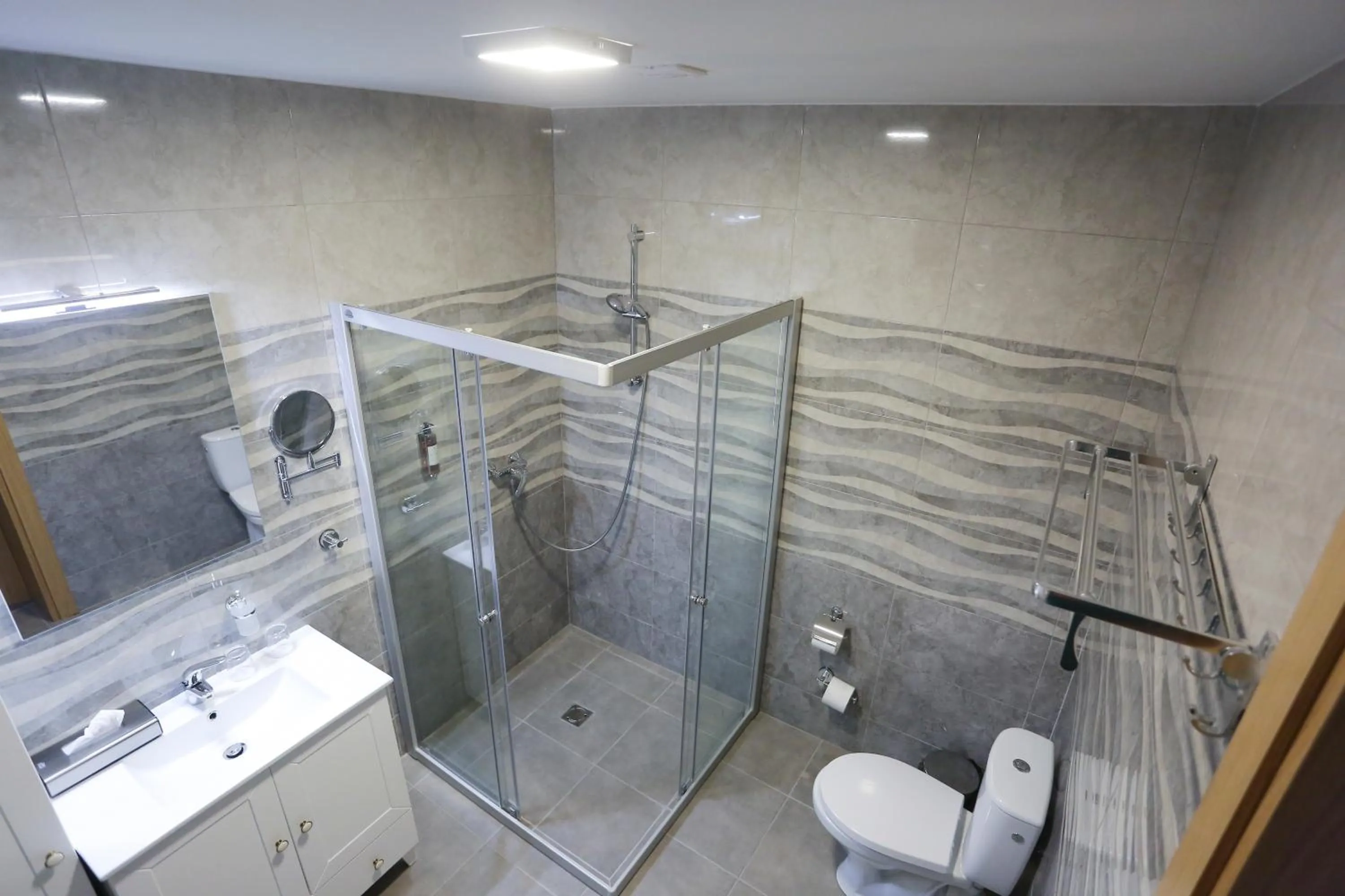 Shower in Hotel Jonapolis