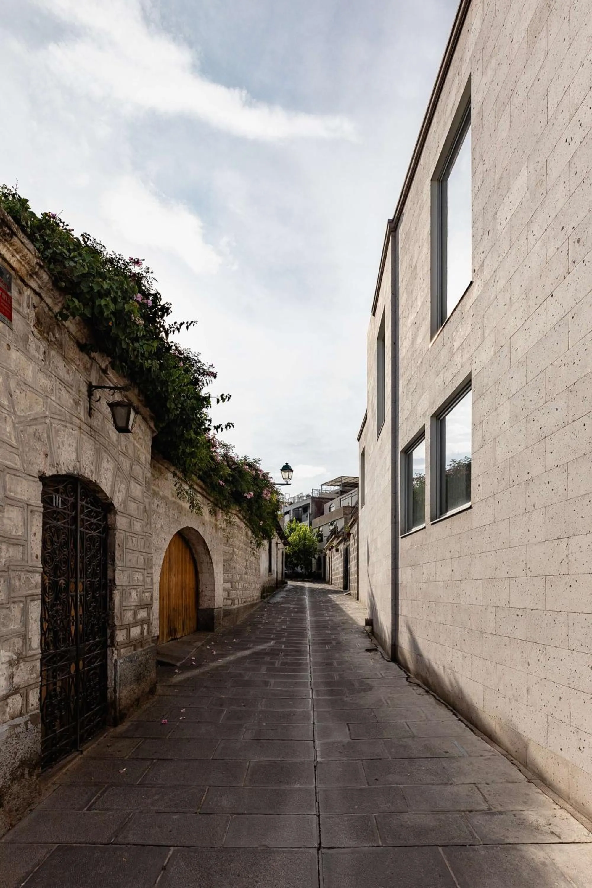 Property building in Hampton by Hilton Arequipa