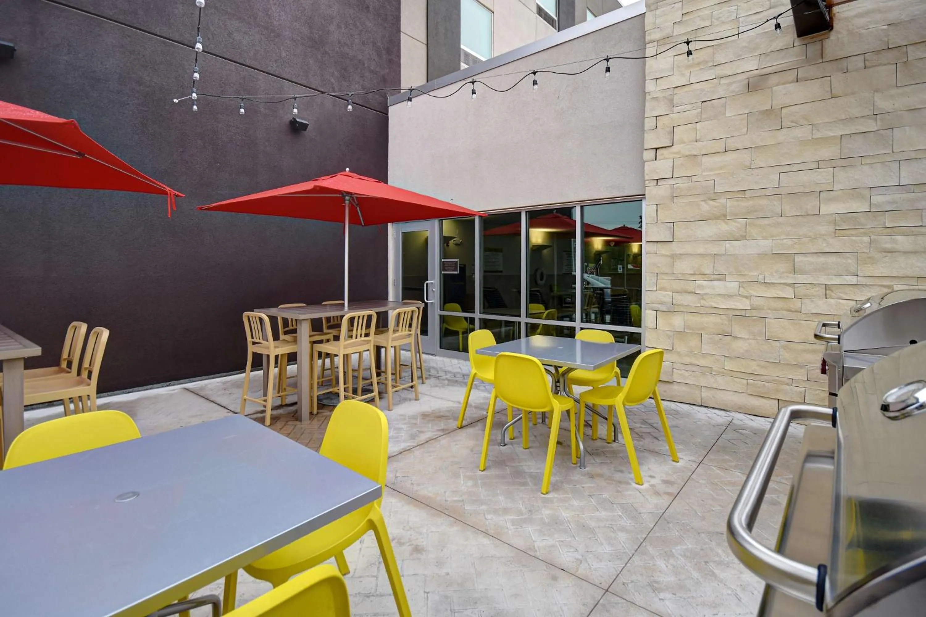 Dining area in Home2 Suites East Hanover, NJ