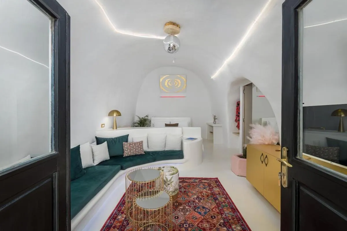 Photo of the whole room, Bed in Canyon Santorini