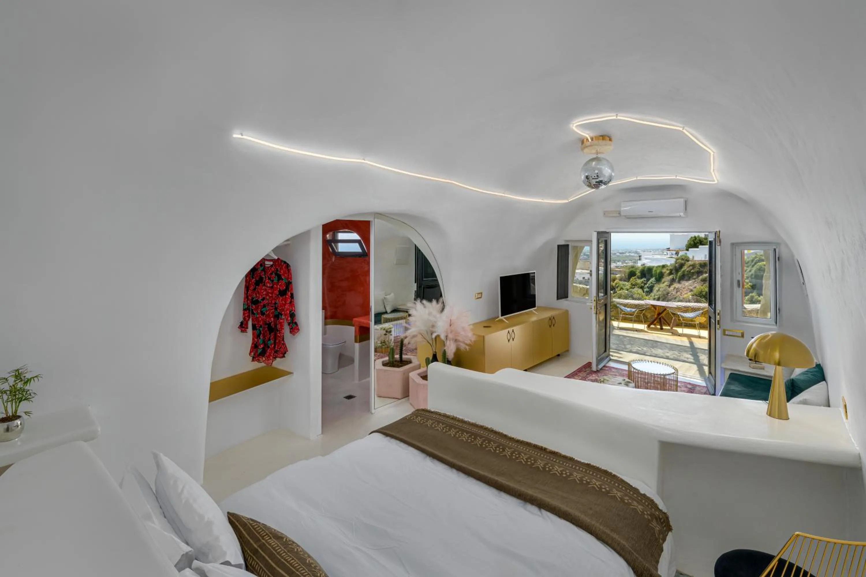 Bed in Canyon Santorini