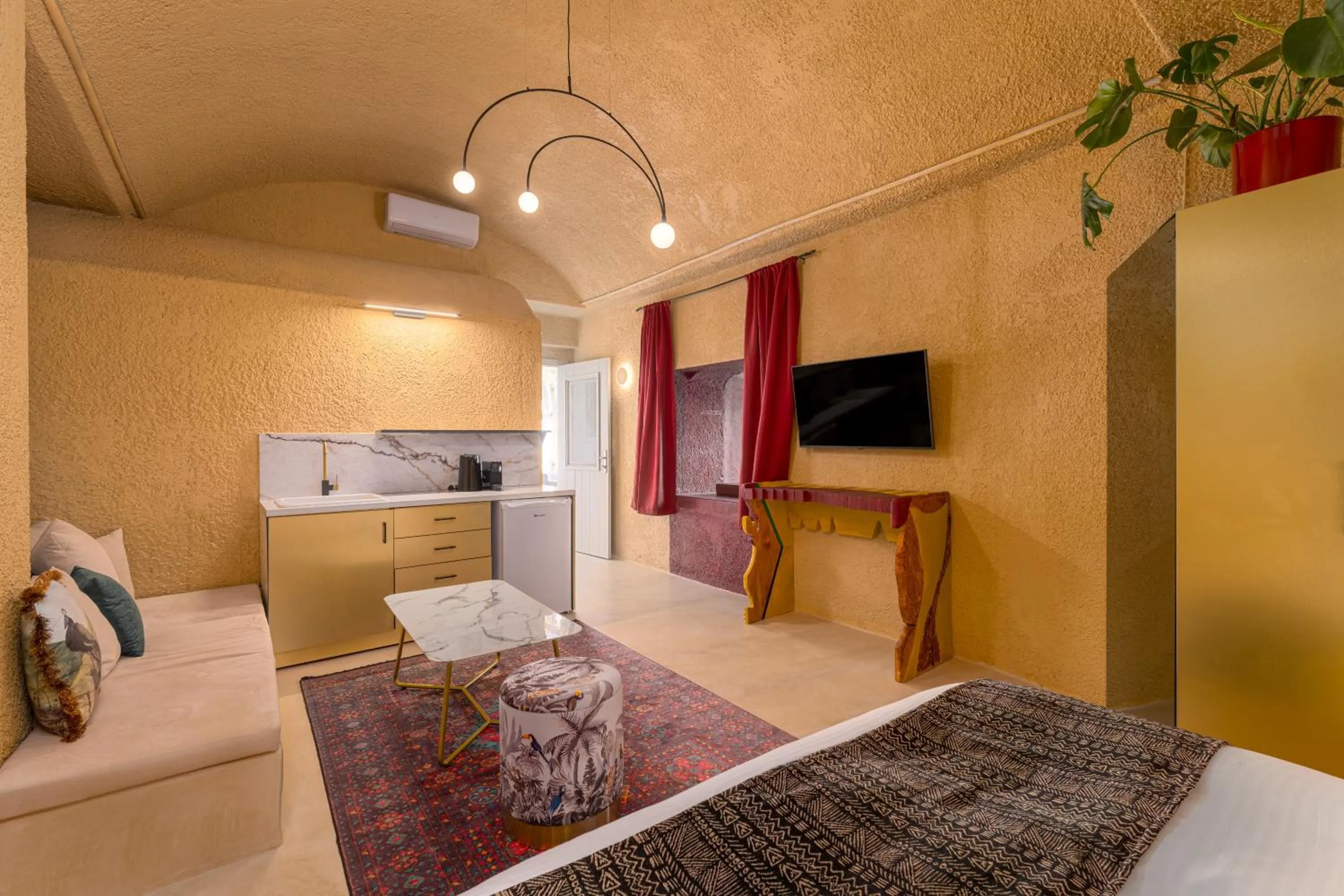 Photo of the whole room, Bed in Canyon Santorini