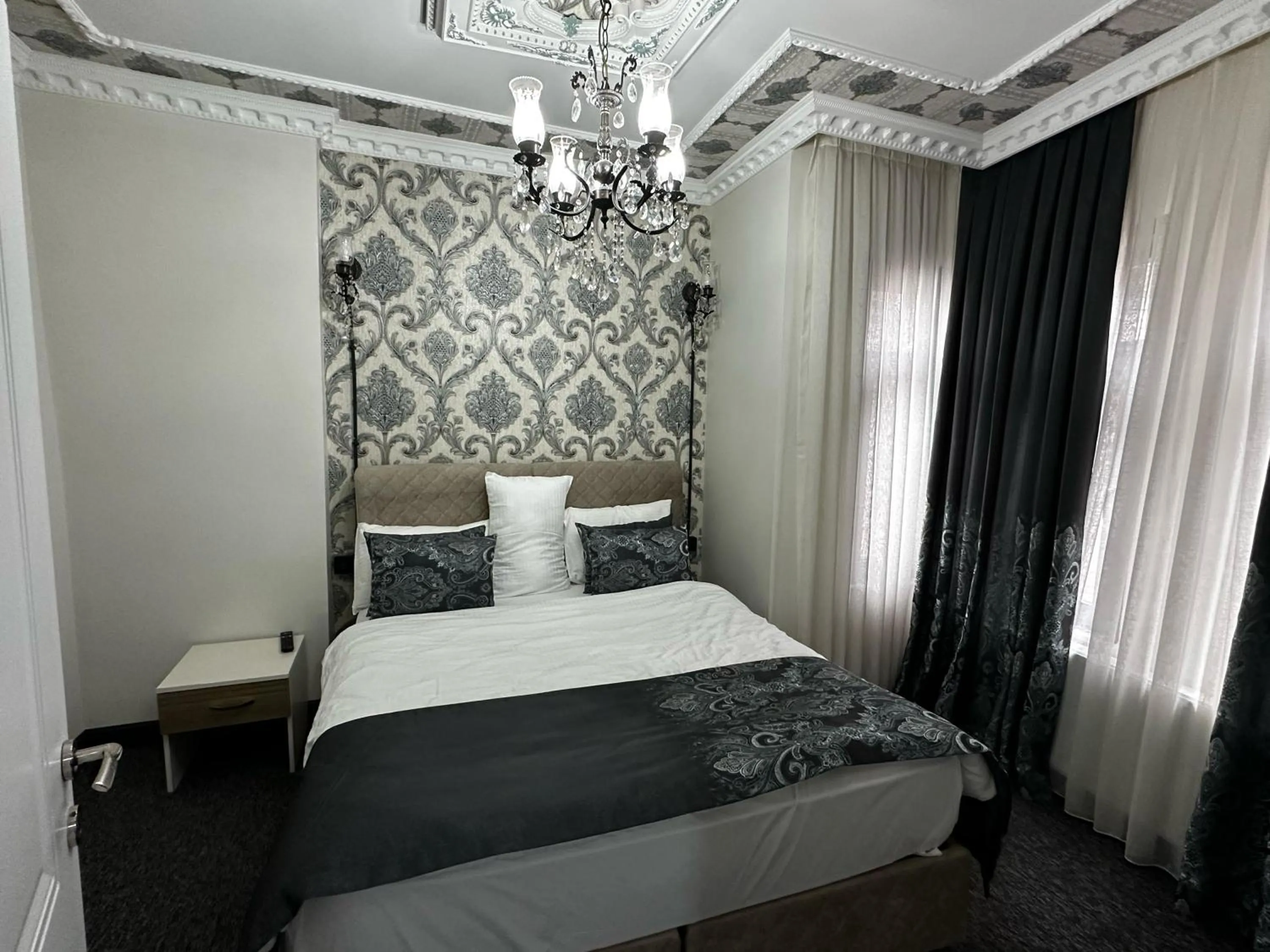 Bed in SEVEN ROSES APART HOTEL