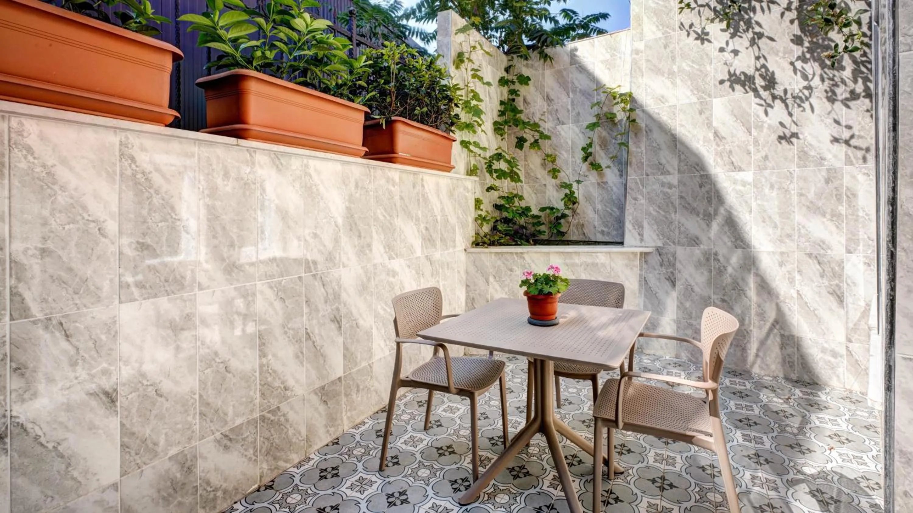 Garden in SEVEN ROSES APART HOTEL