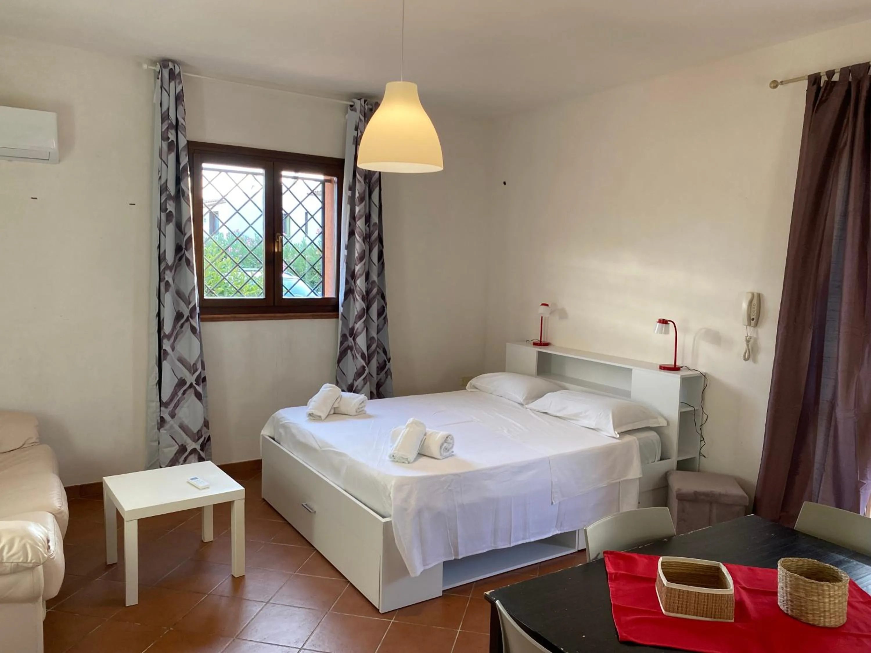 Bedroom, Bed in Alice Kite Resort