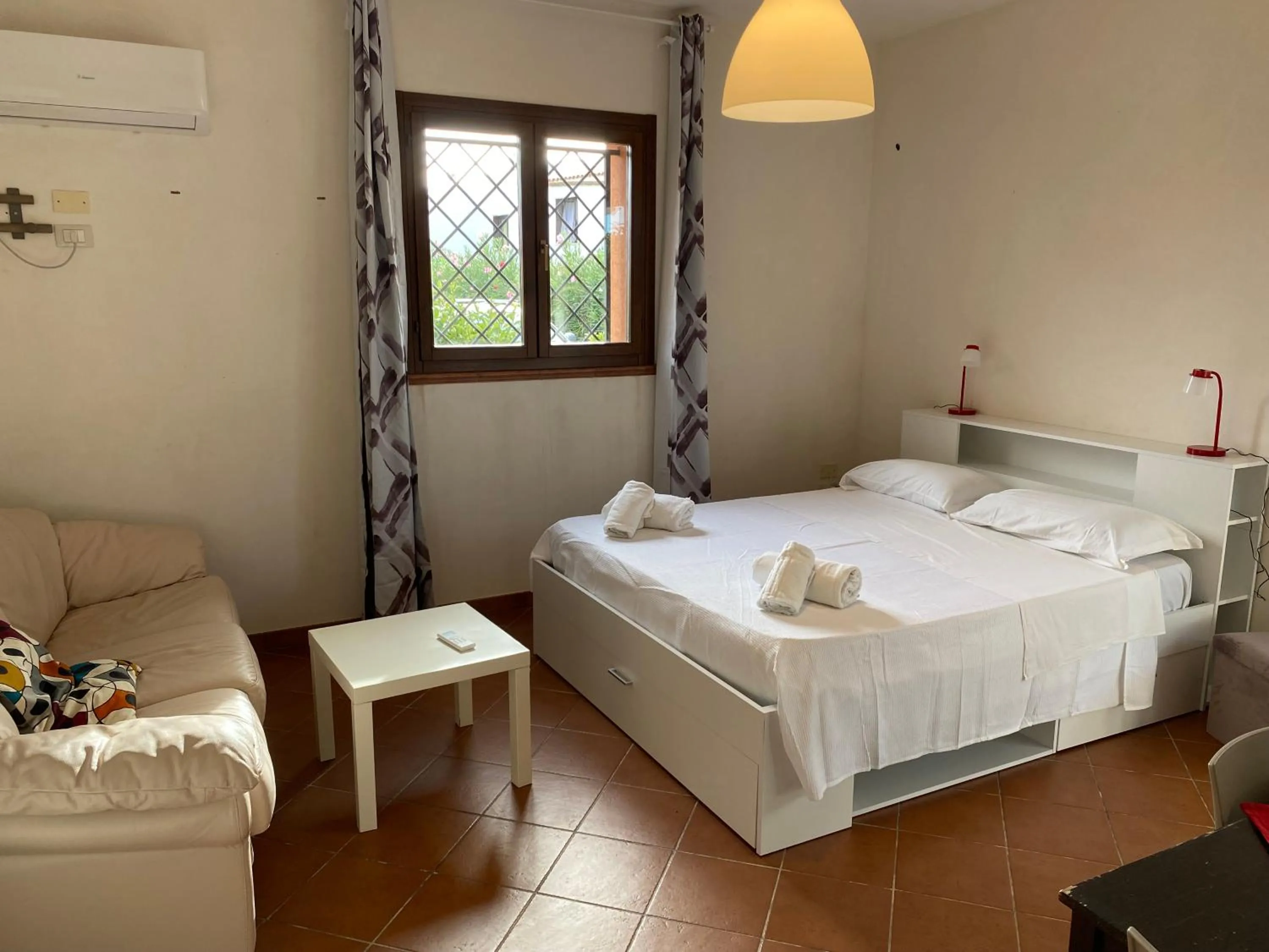 Bedroom, Bed in Alice Kite Resort