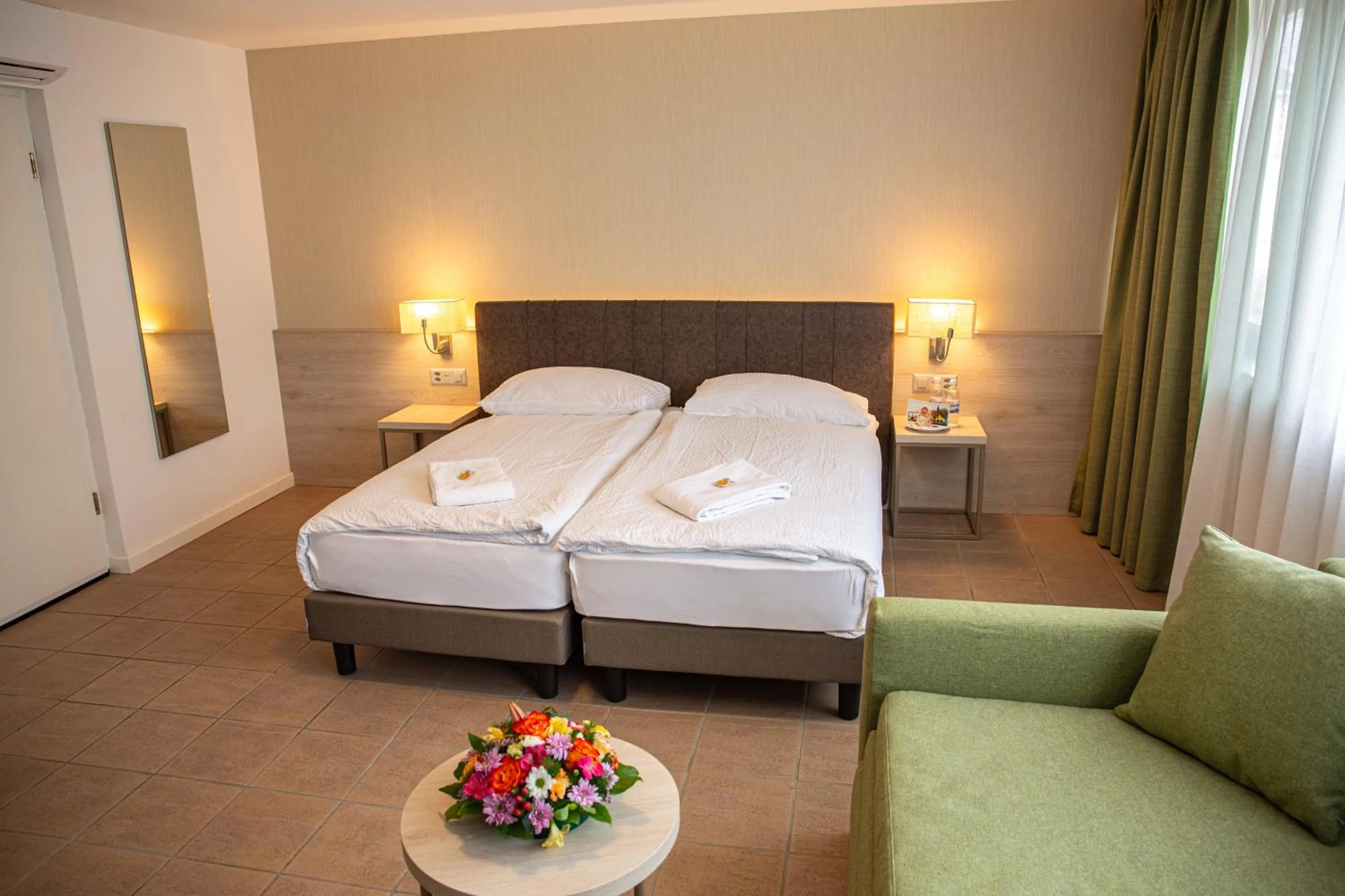 Bedroom, Bed in Hotel Nessi Locarno