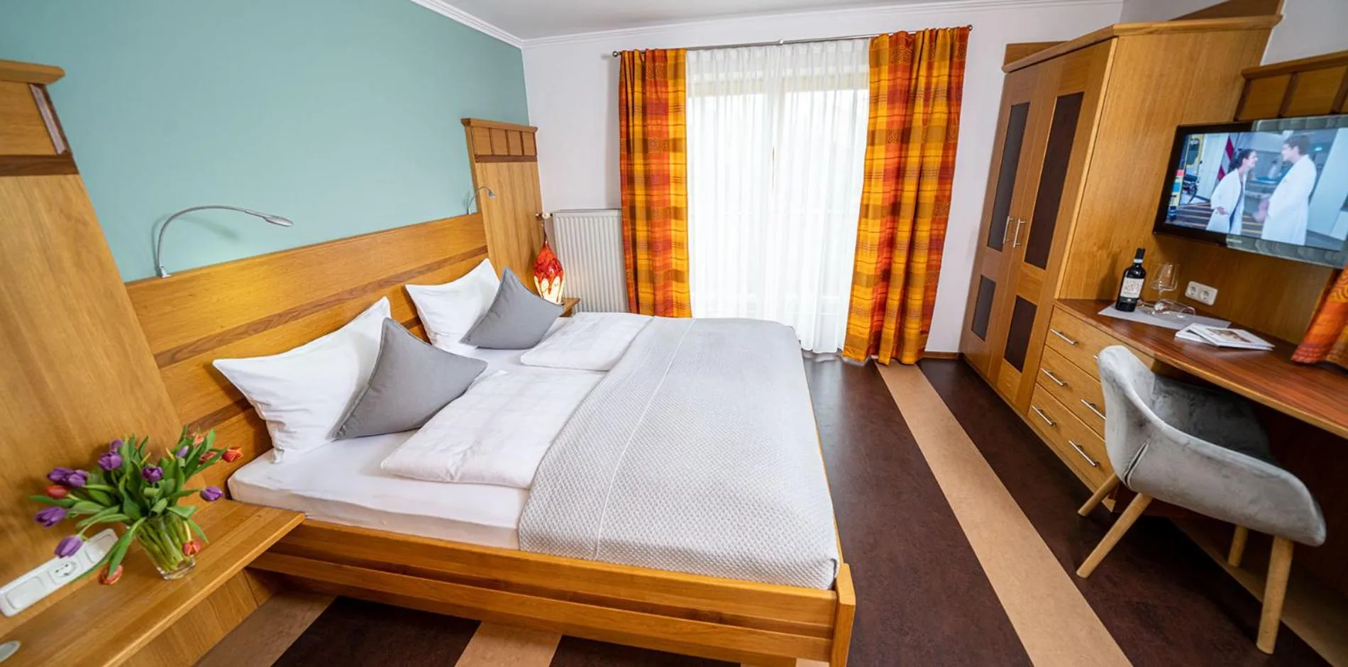 Photo of the whole room, Bed in Glashotel