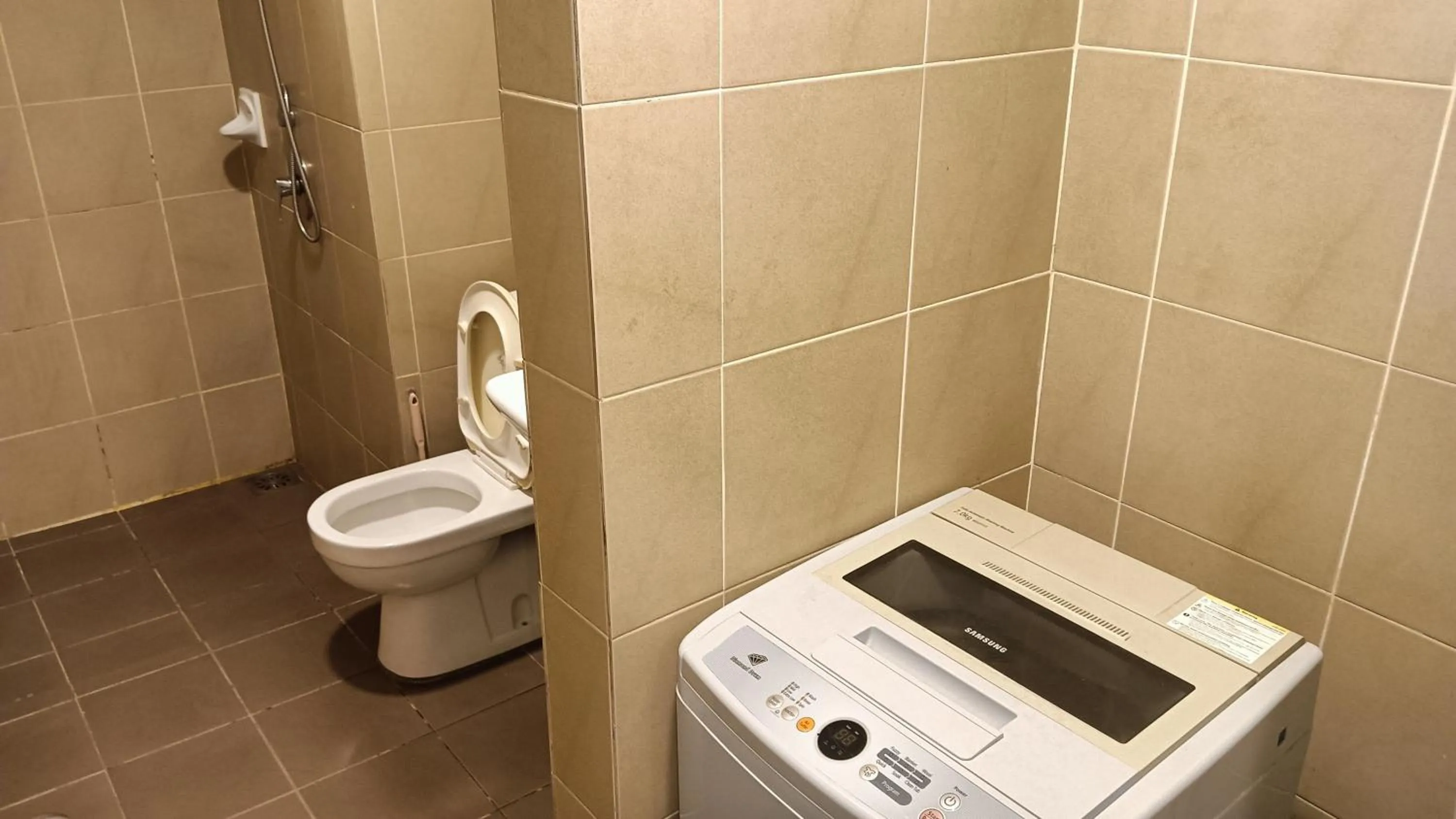 Toilet in One Maxim Residence at Taragon