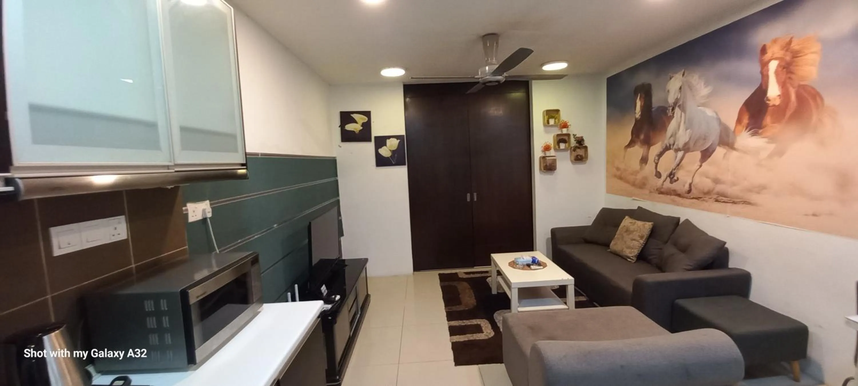 Kitchen or kitchenette in One Maxim Residence at Taragon