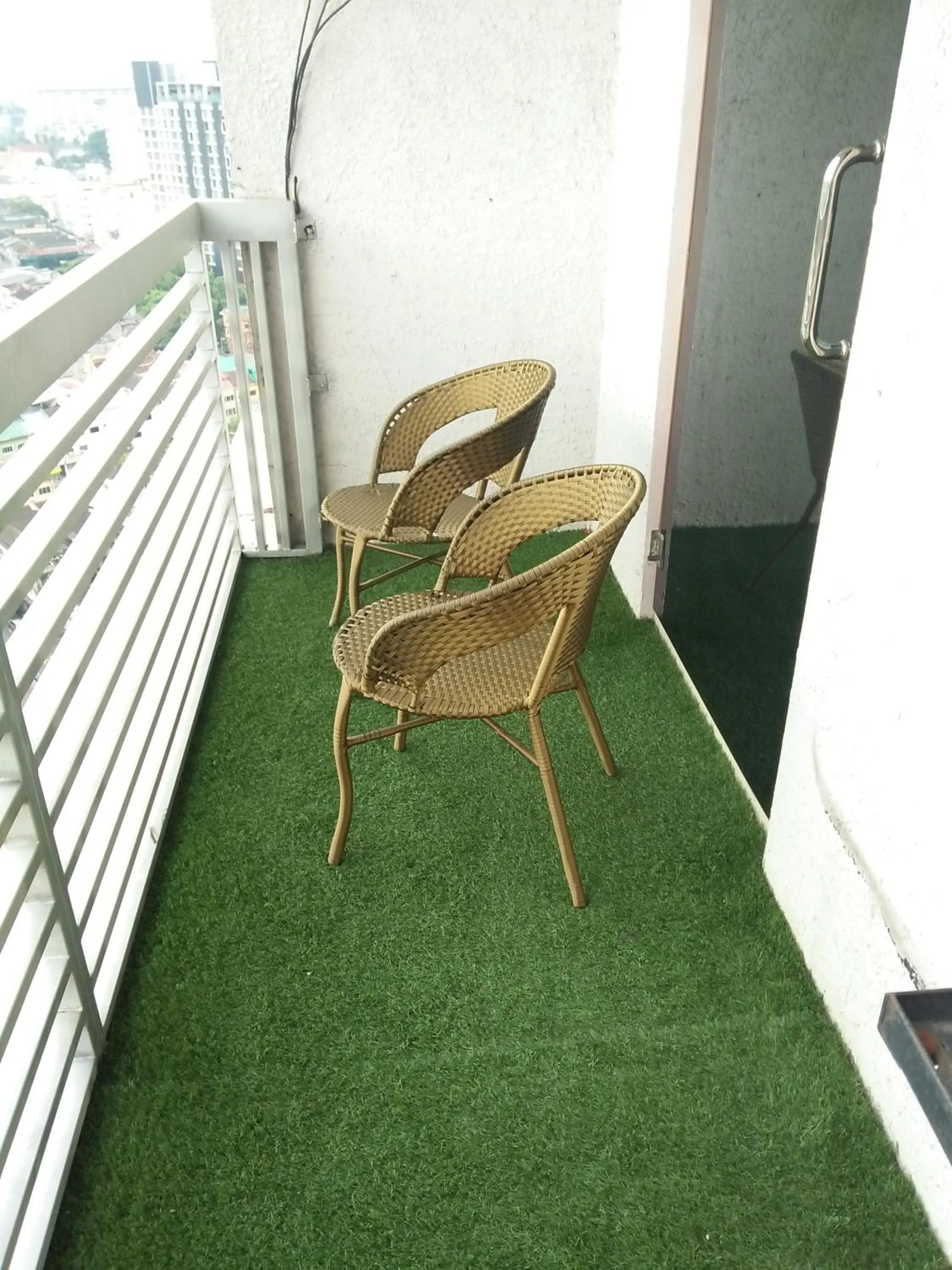 Seating area in One Maxim Residence at Taragon