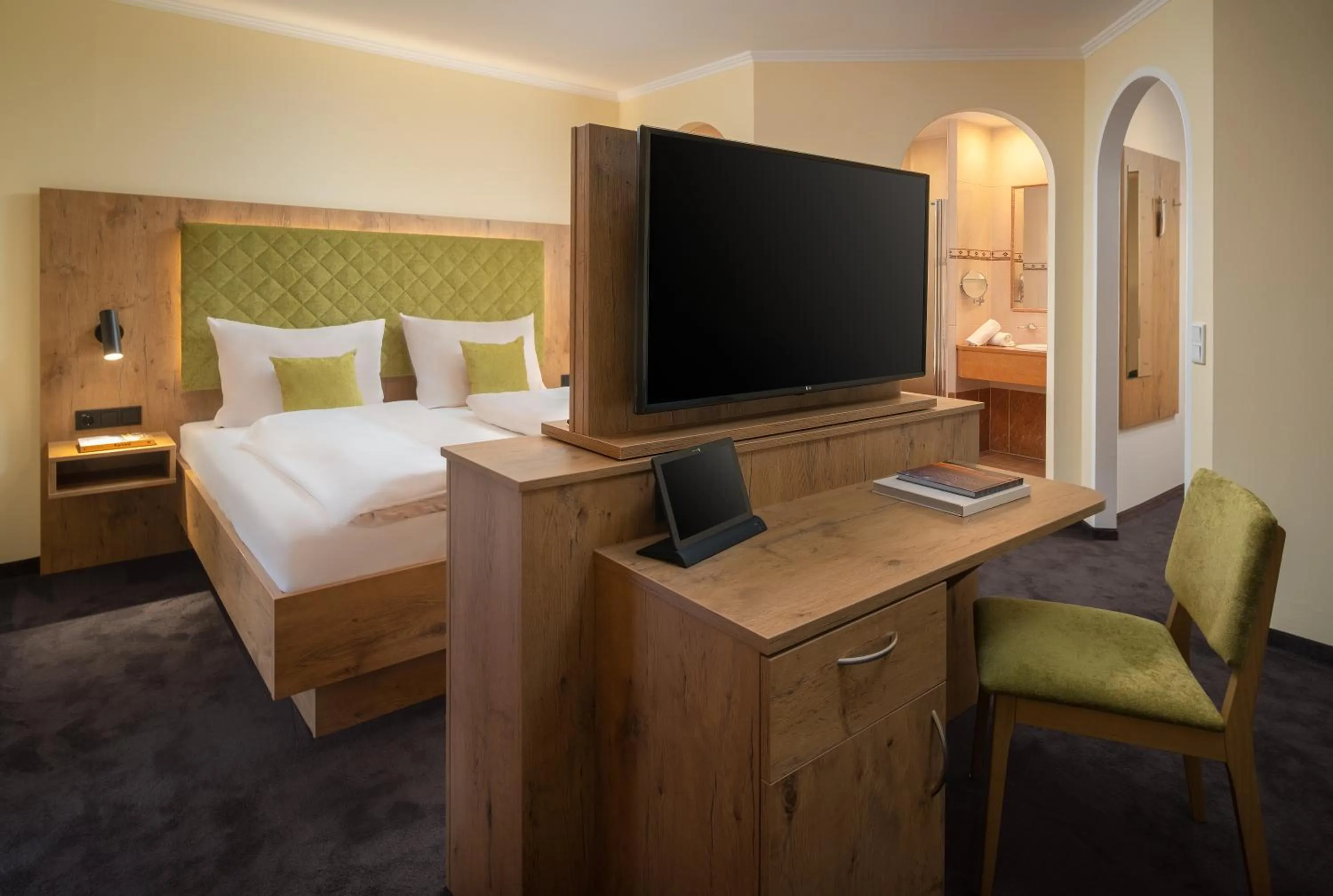 Photo of the whole room, Bed in Hotel Vitaloase zu den drei Brüdern