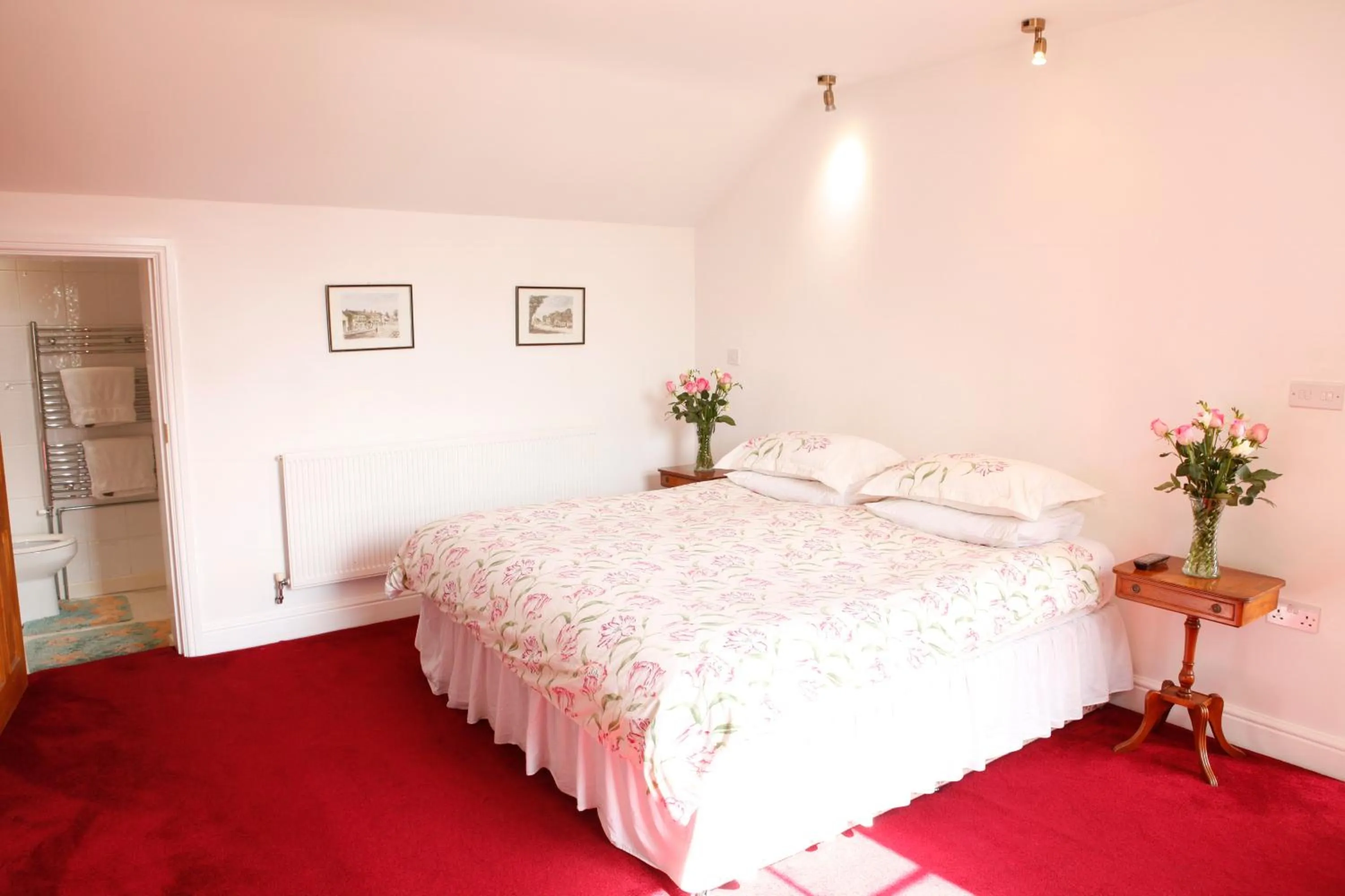 Photo of the whole room, Bed in Swan Guest House LONDON - HEATHROW