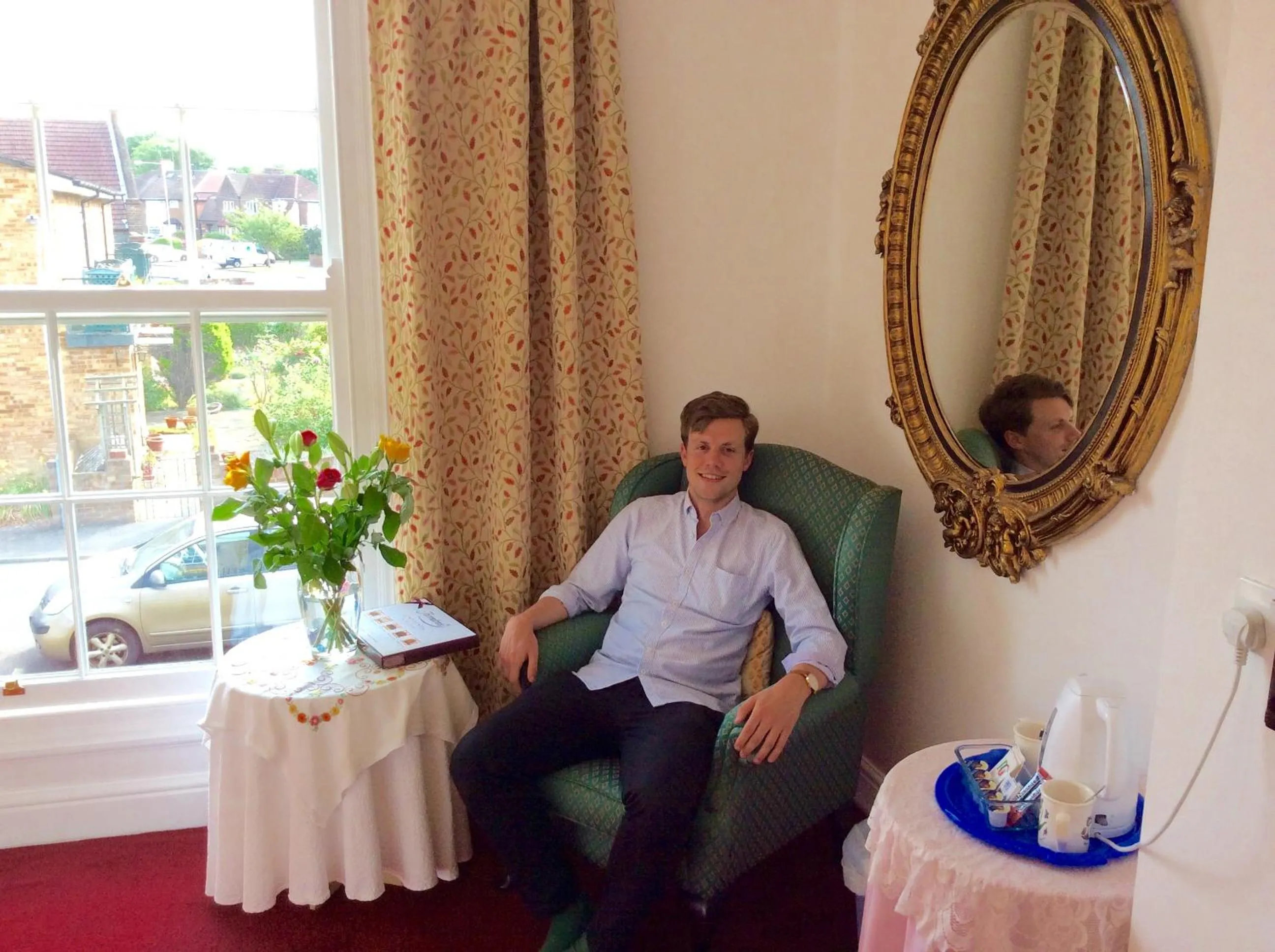 People in Swan Guest House LONDON - HEATHROW