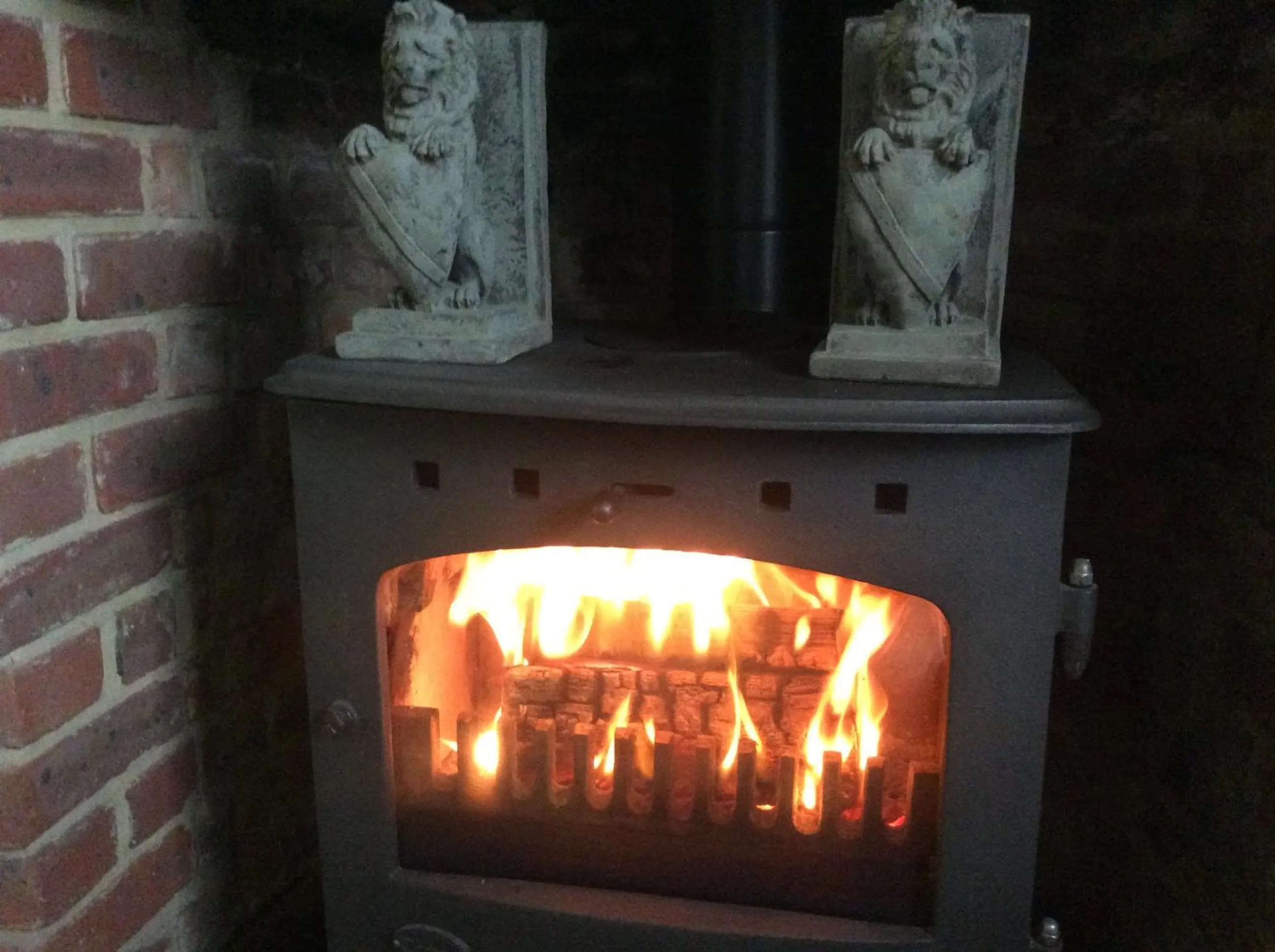 Communal lounge/ TV room in Swan Guest House LONDON - HEATHROW