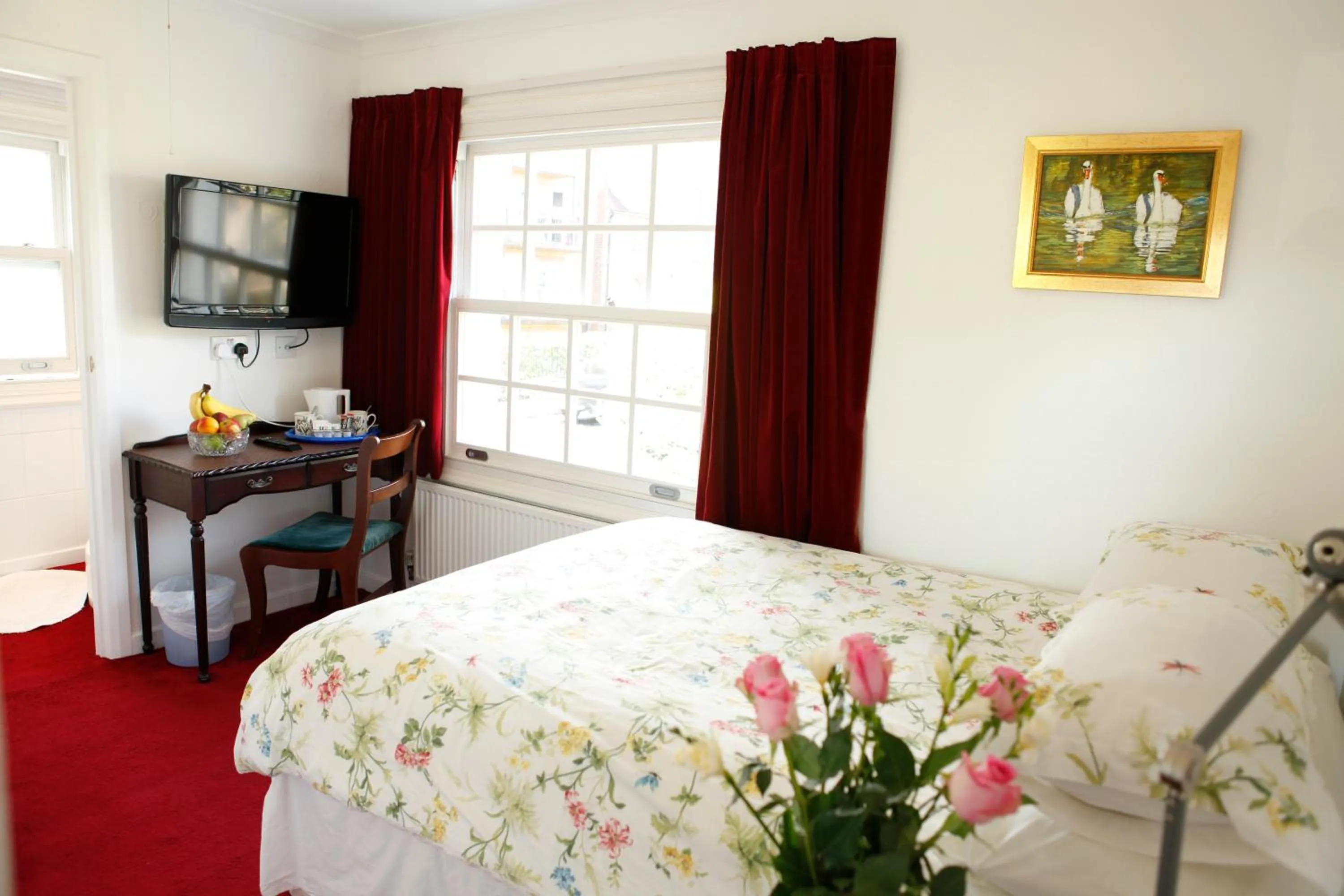 Photo of the whole room, Bed in Swan Guest House LONDON - HEATHROW