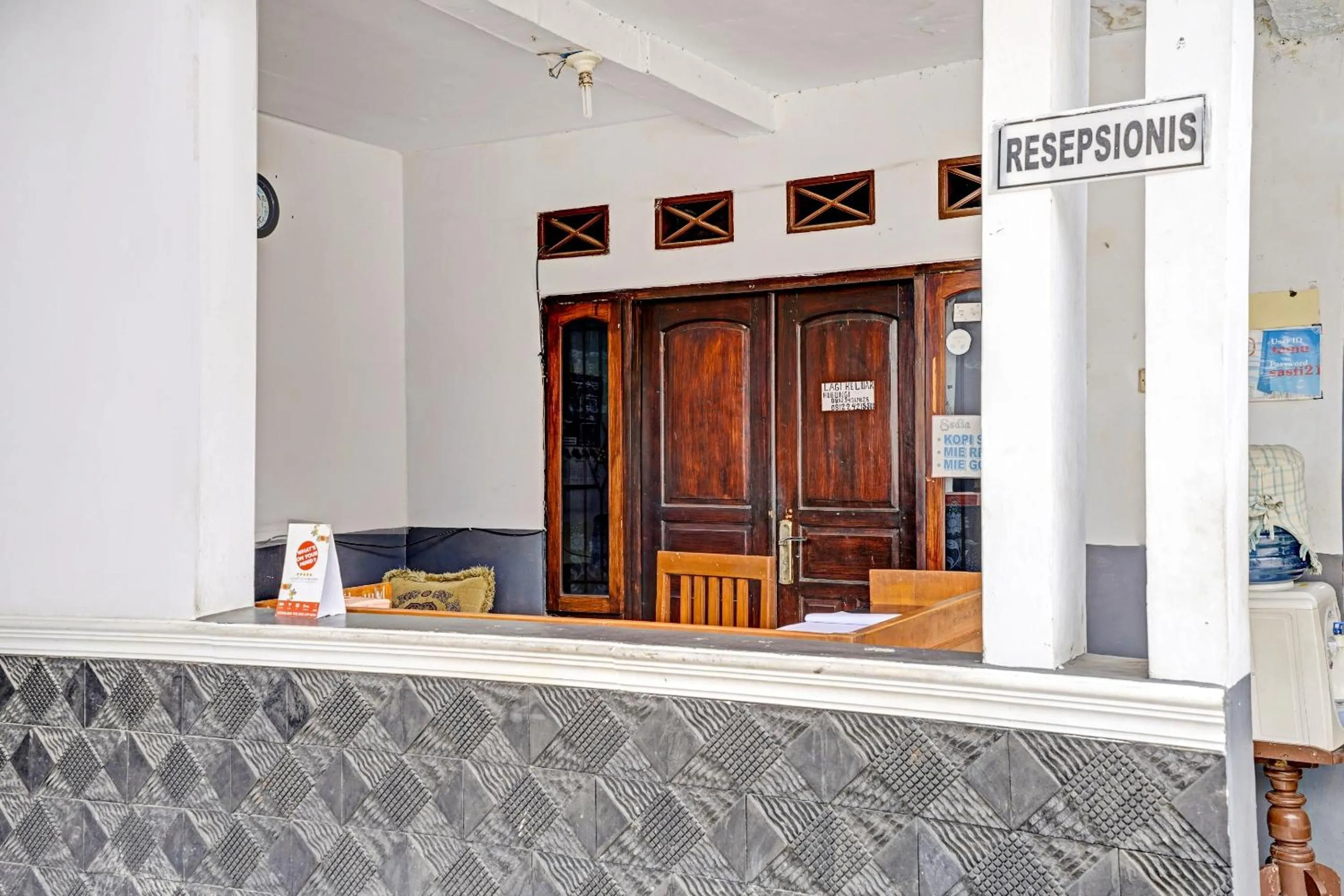 Lobby or reception in OYO 90405 Penginapan Sasti Kuningan