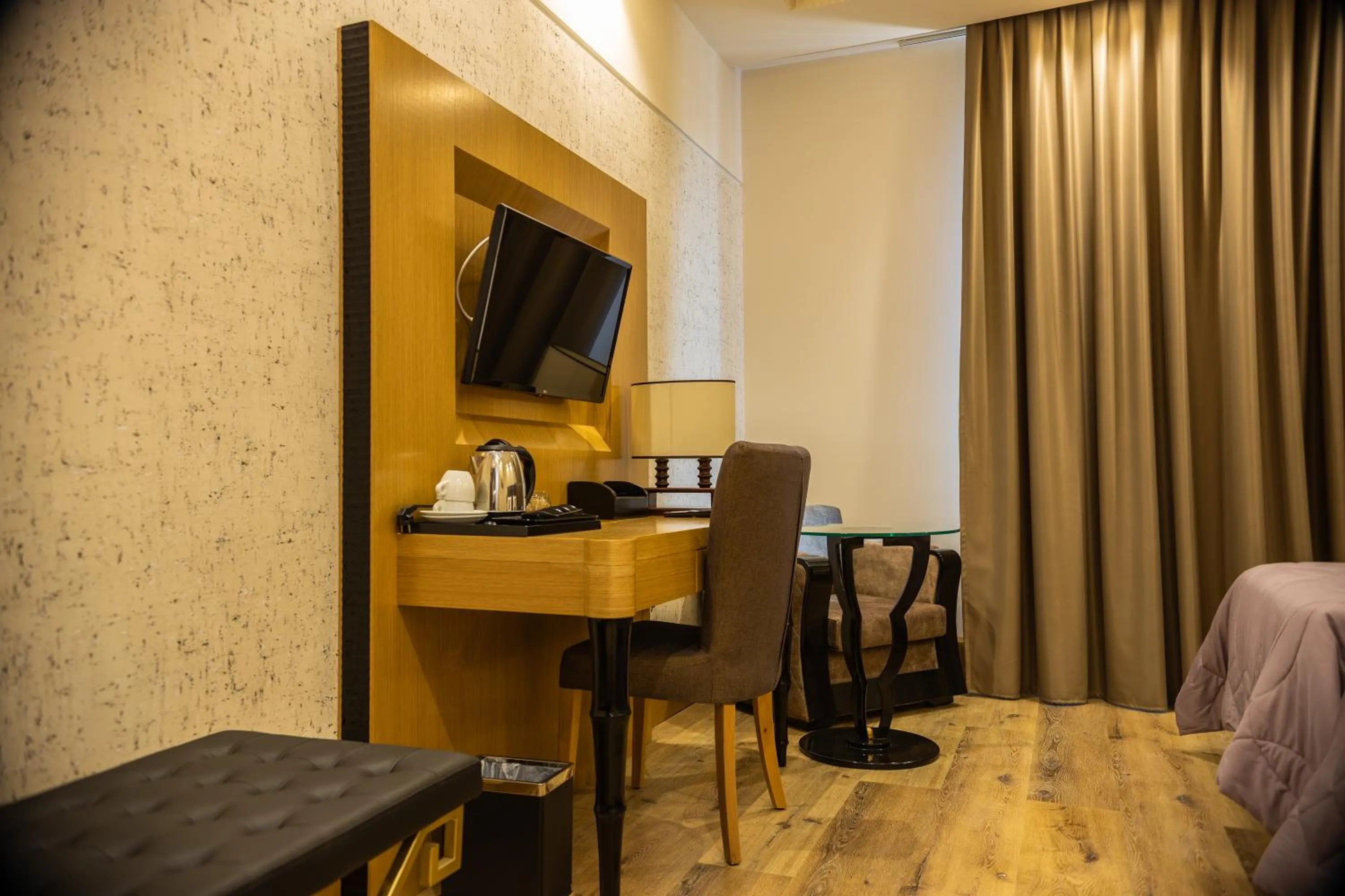 Communal lounge/ TV room in Hotel Golden Palace