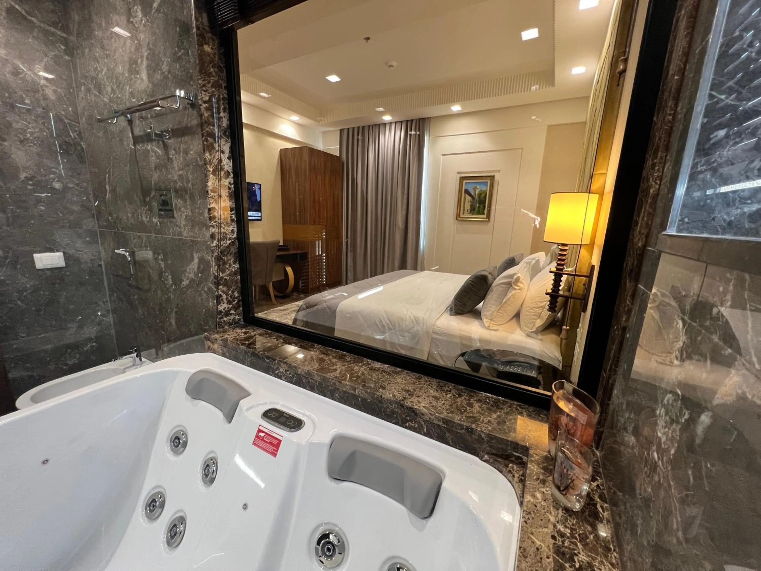 Bathroom, Bed in Hotel Golden Palace