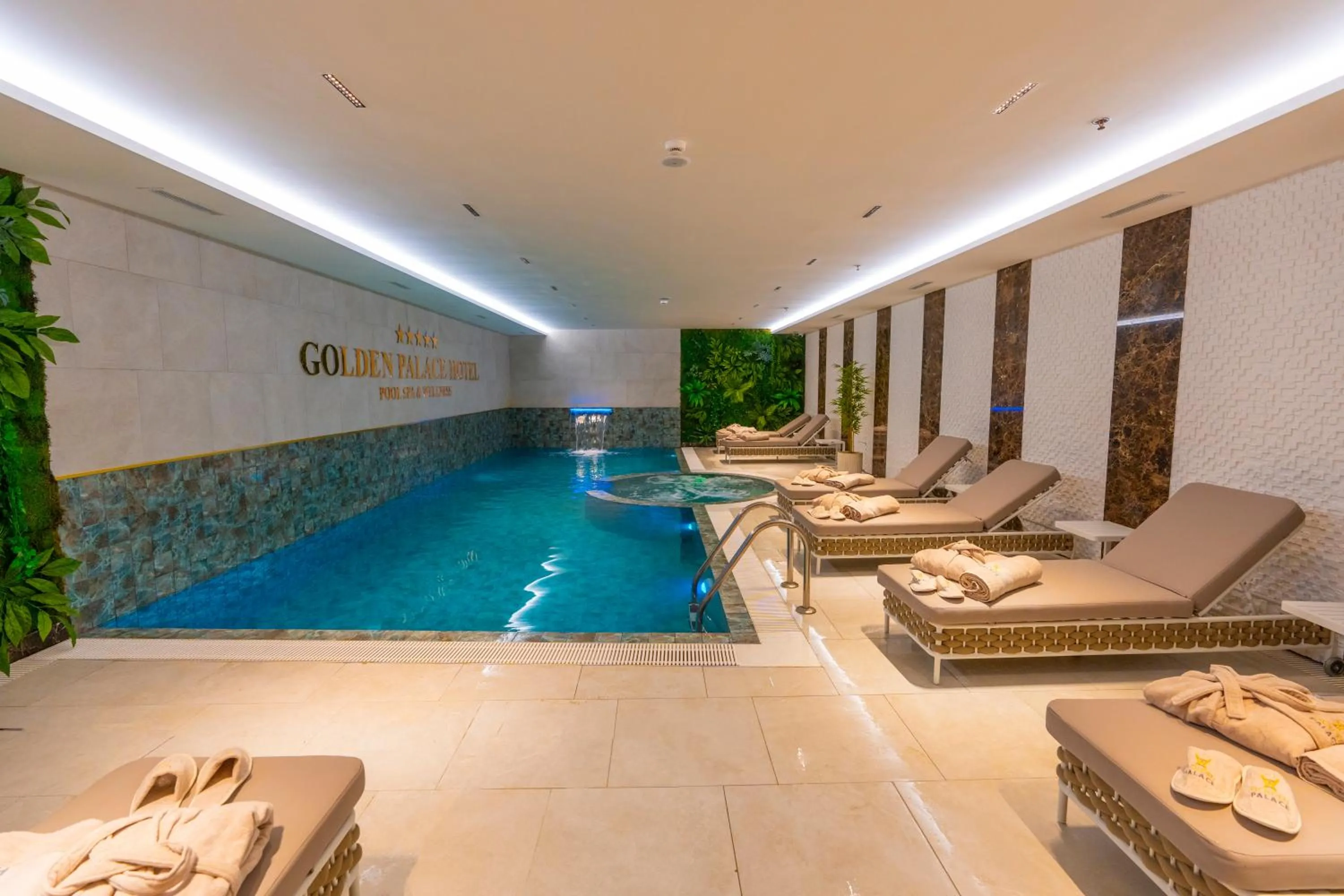 Pool view in Hotel Golden Palace