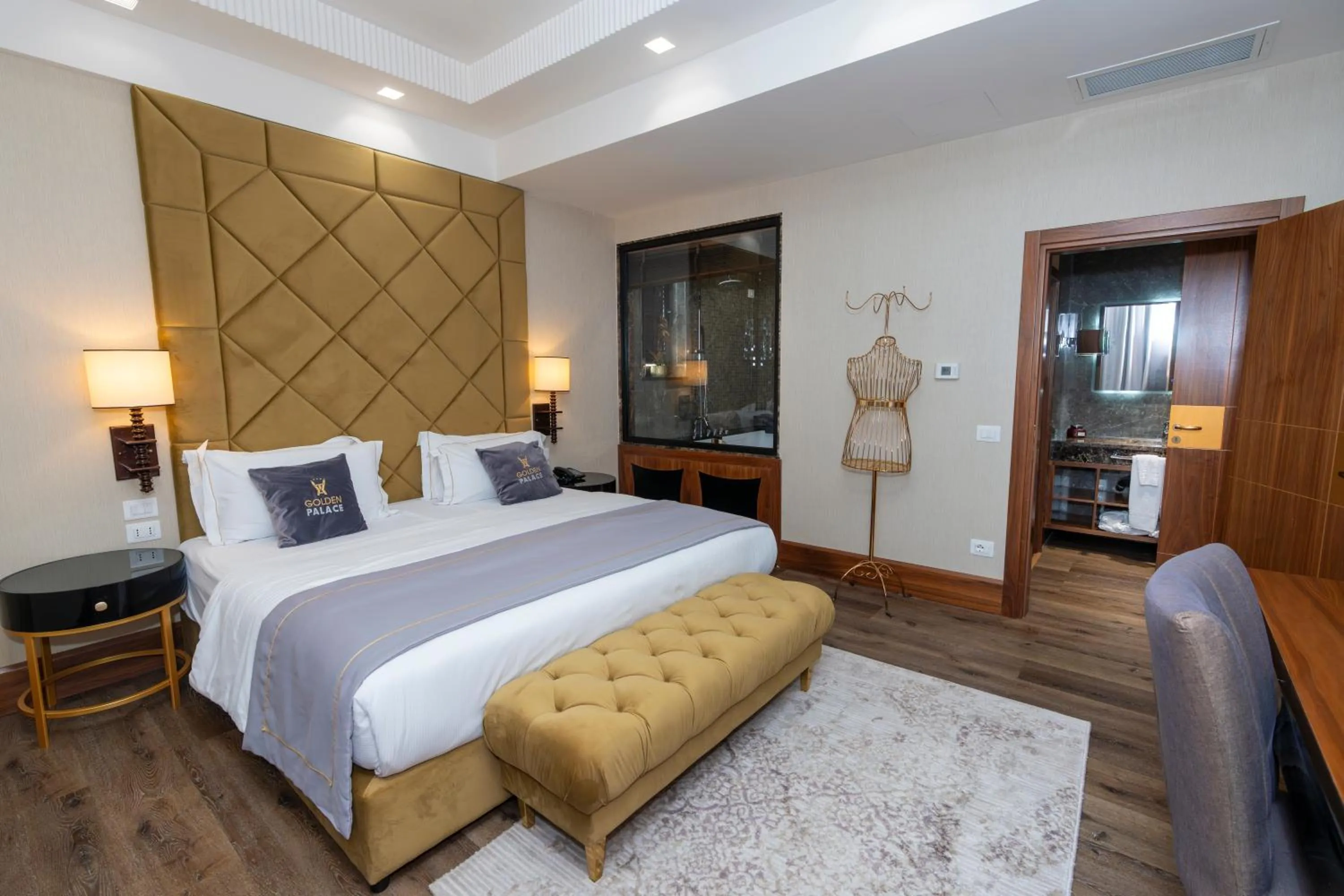 Bed in Hotel Golden Palace