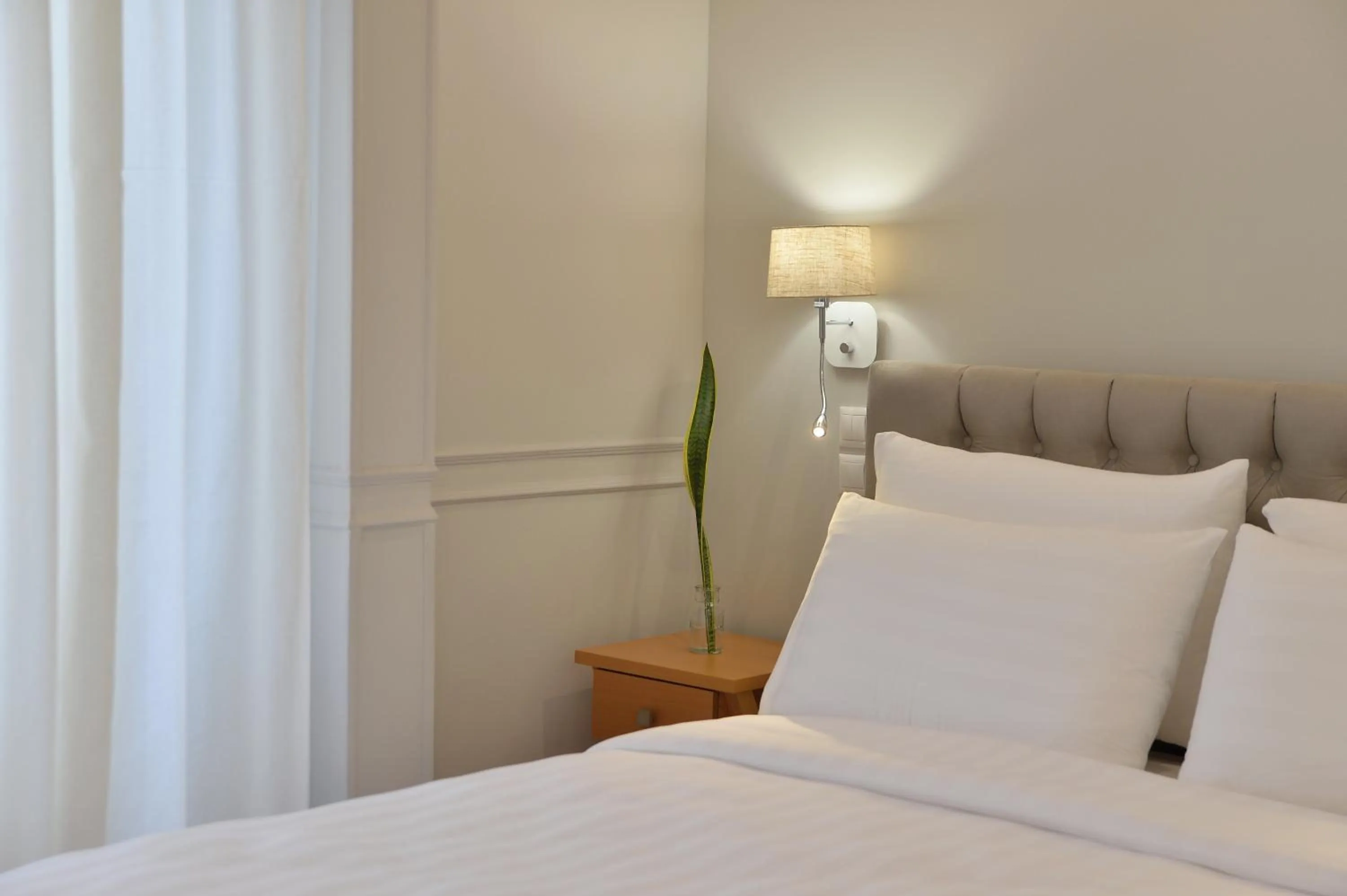 Bed in 1900 ATHENIAN HOUSE