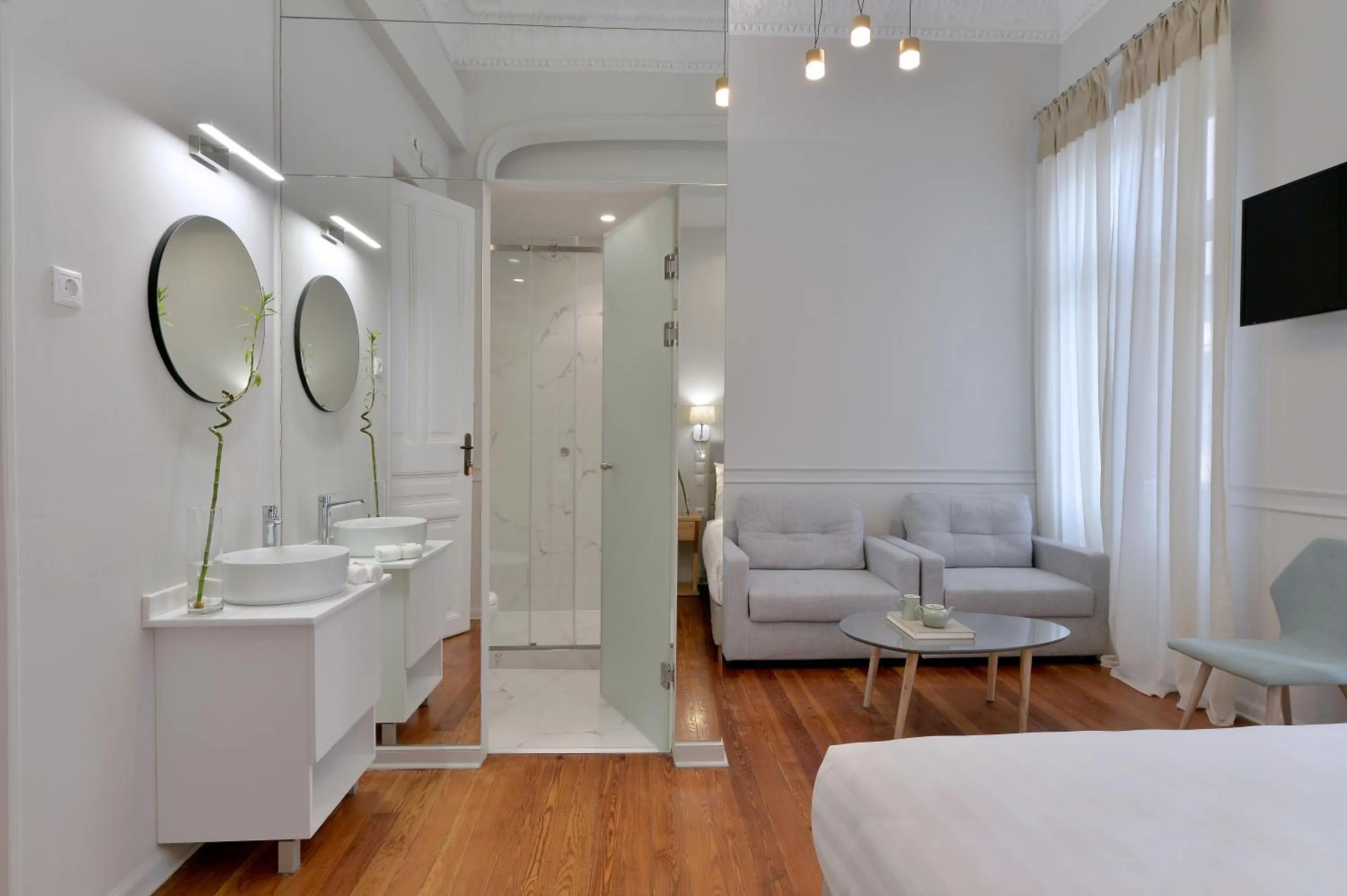 Bed in 1900 ATHENIAN HOUSE