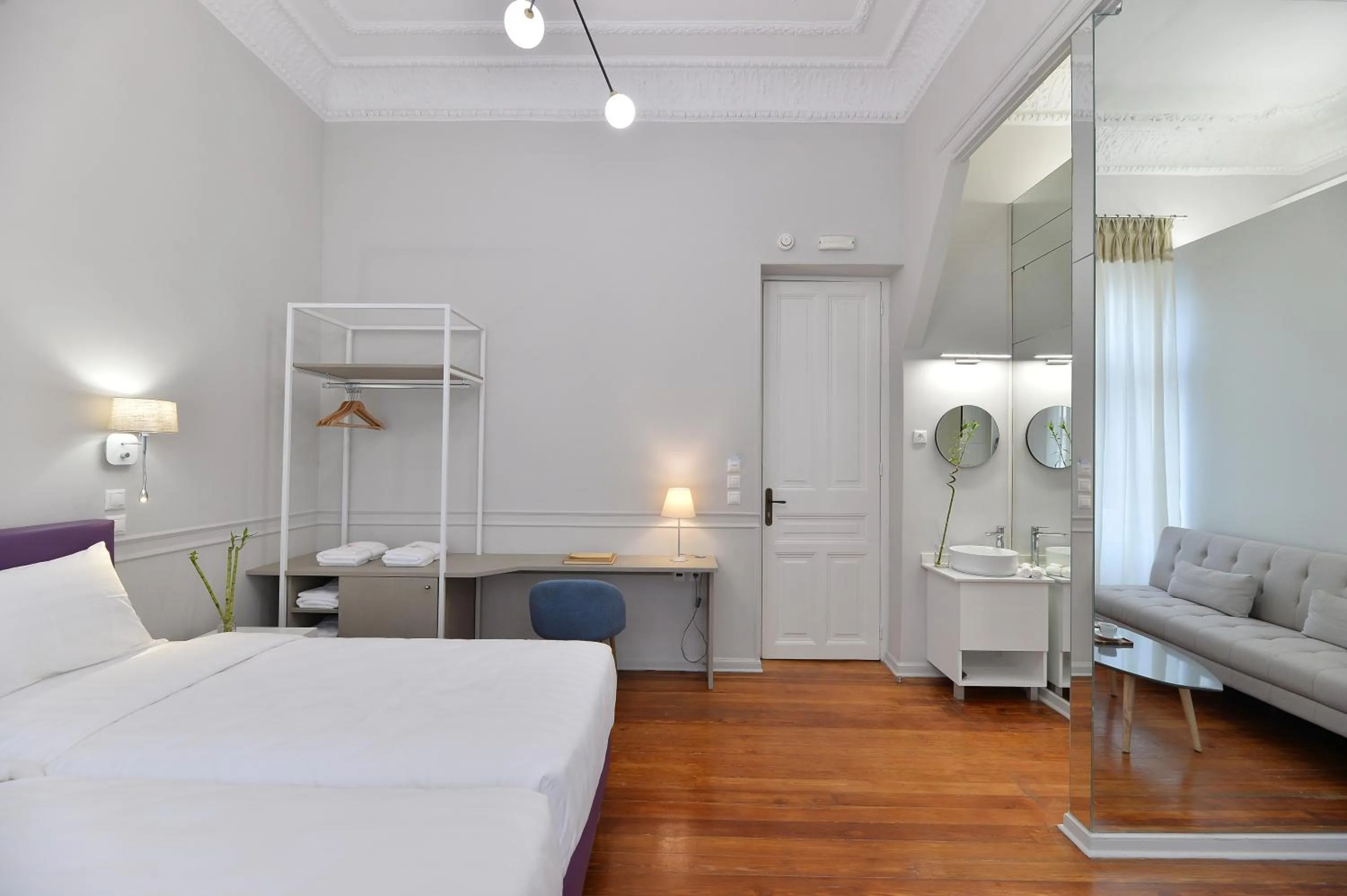 Bed in 1900 ATHENIAN HOUSE