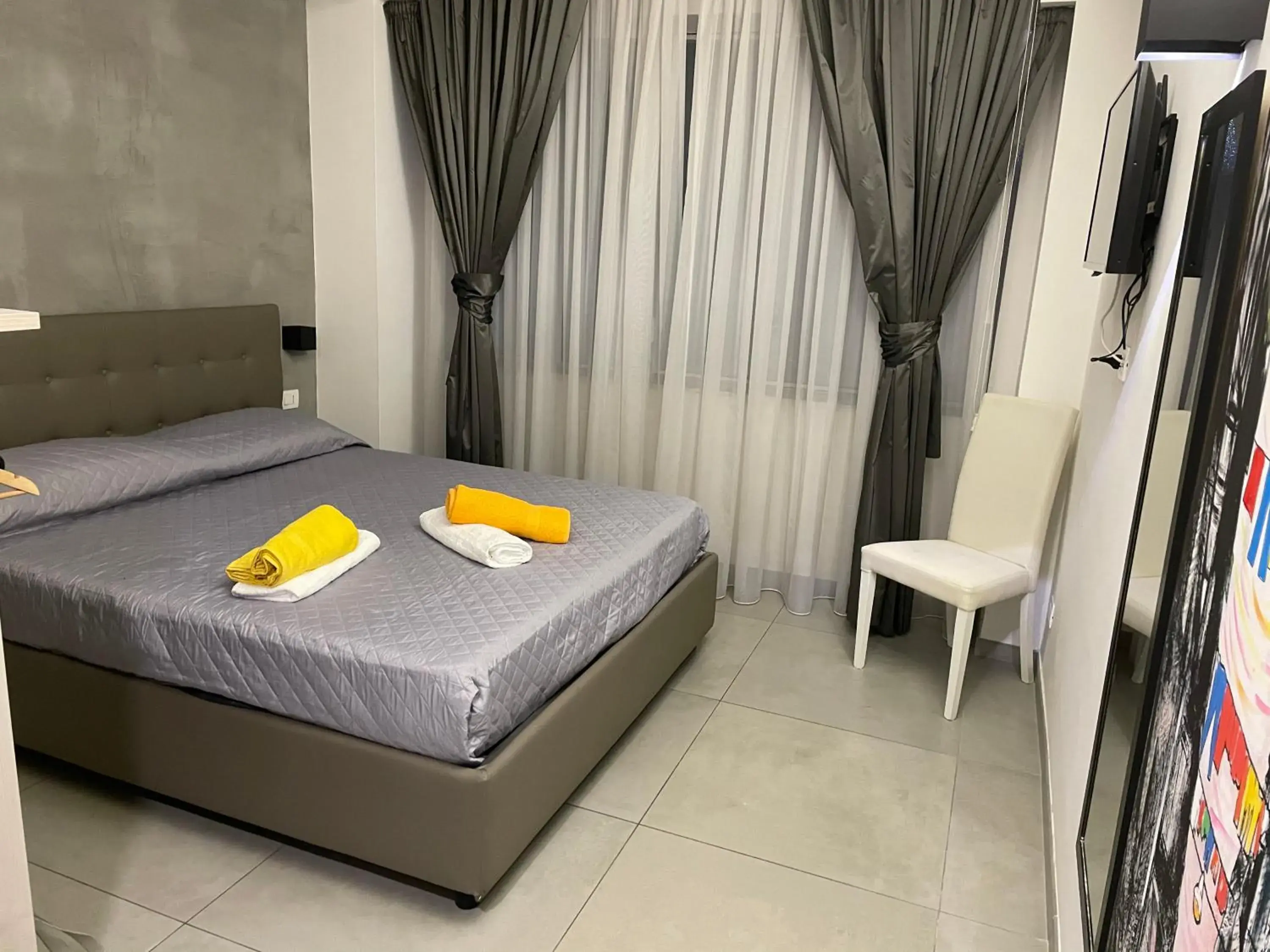 Double Room with Private Bathroom in Napoli Via Toledo Double Room with Private Bathroom in Napoli Via Toledo