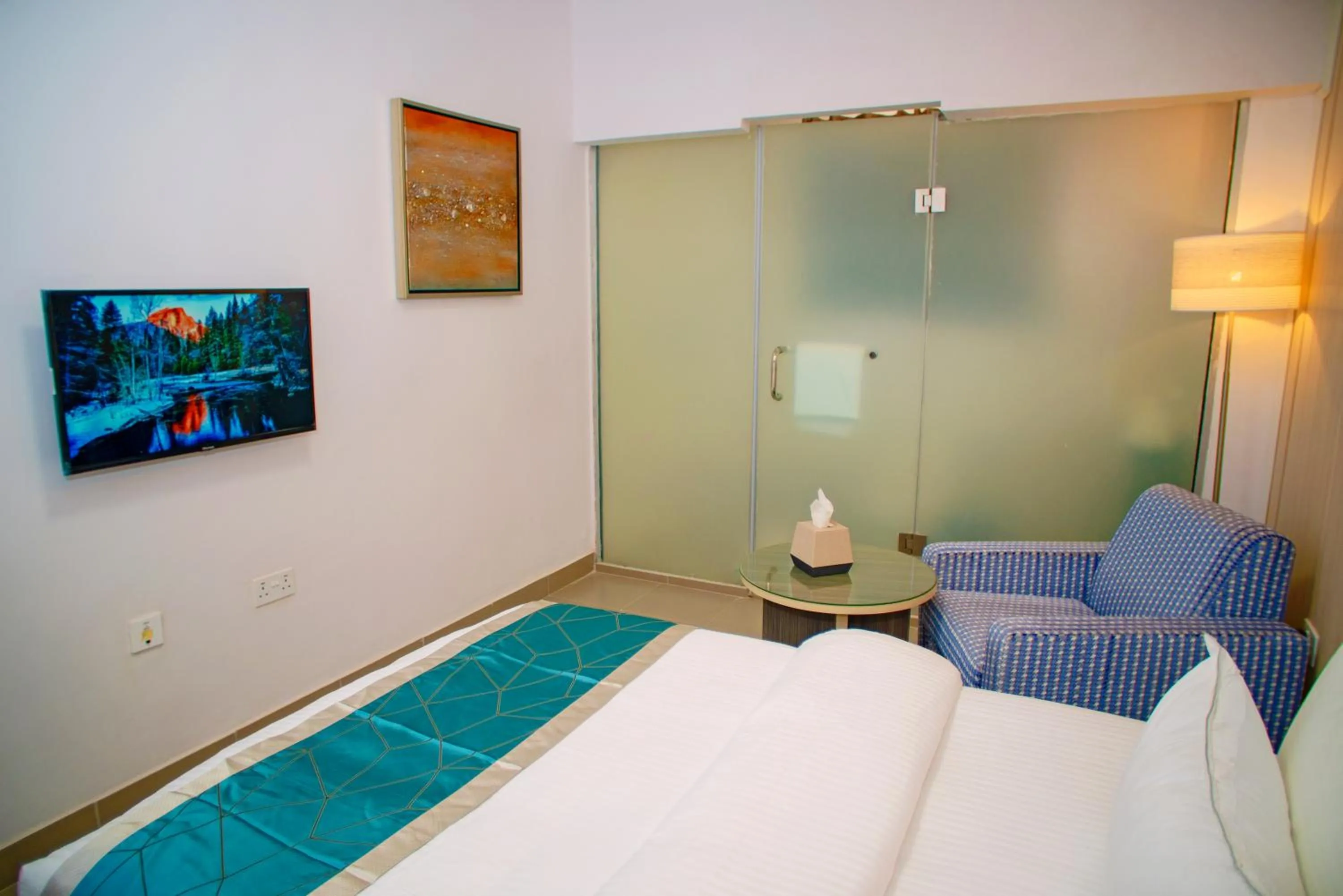 TV and multimedia, Bed in Riviera Suites