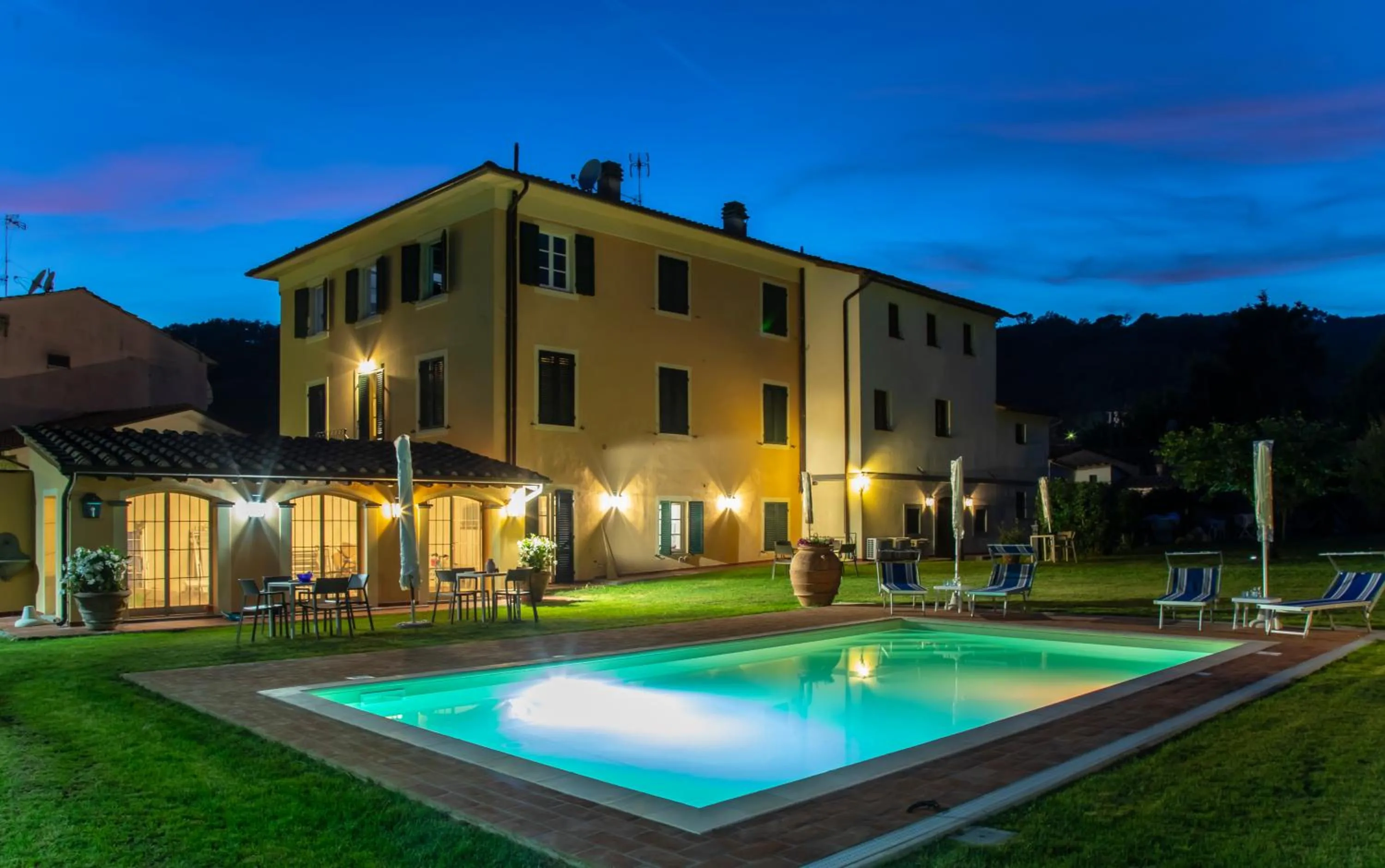 Swimming pool in Garden Relays Villa Rosy